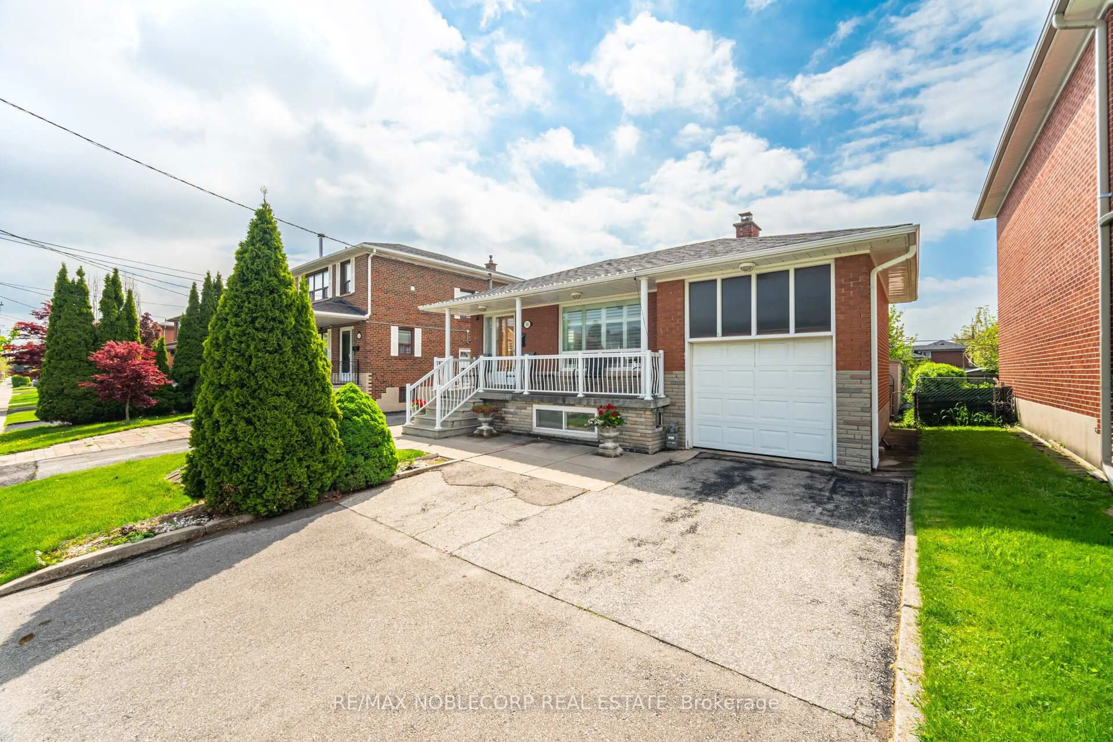 A pic from outside/outdoor area/front of a property/back of a property/a pic from drone, street for 351 Hillmount Ave, Toronto Ontario M6B 1Y6
