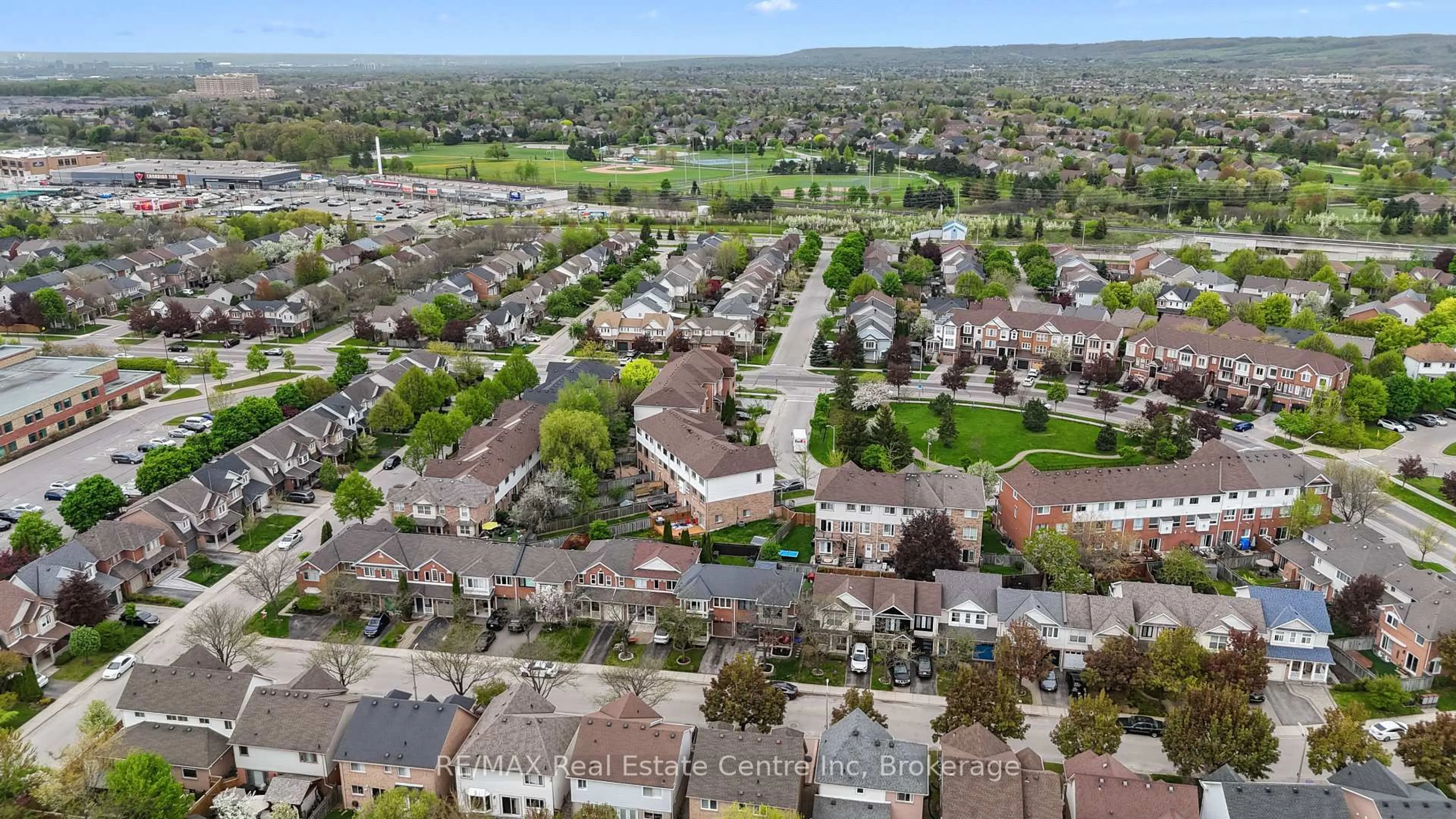 A pic from outside/outdoor area/front of a property/back of a property/a pic from drone, street for 2214 Shadetree Ave, Burlington Ontario L7L 6L4