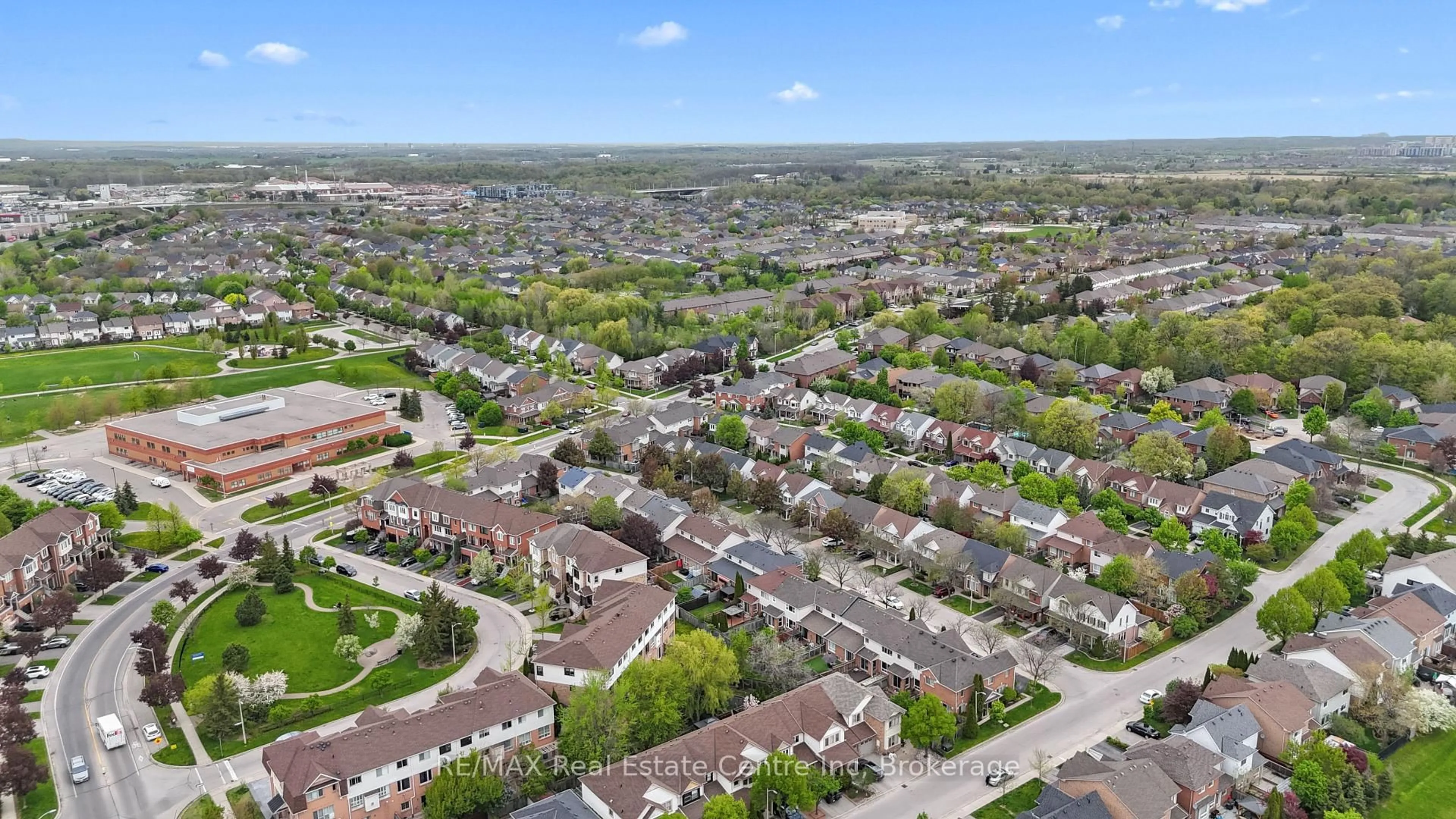 A pic from outside/outdoor area/front of a property/back of a property/a pic from drone, unknown for 2214 Shadetree Ave, Burlington Ontario L7L 6L4