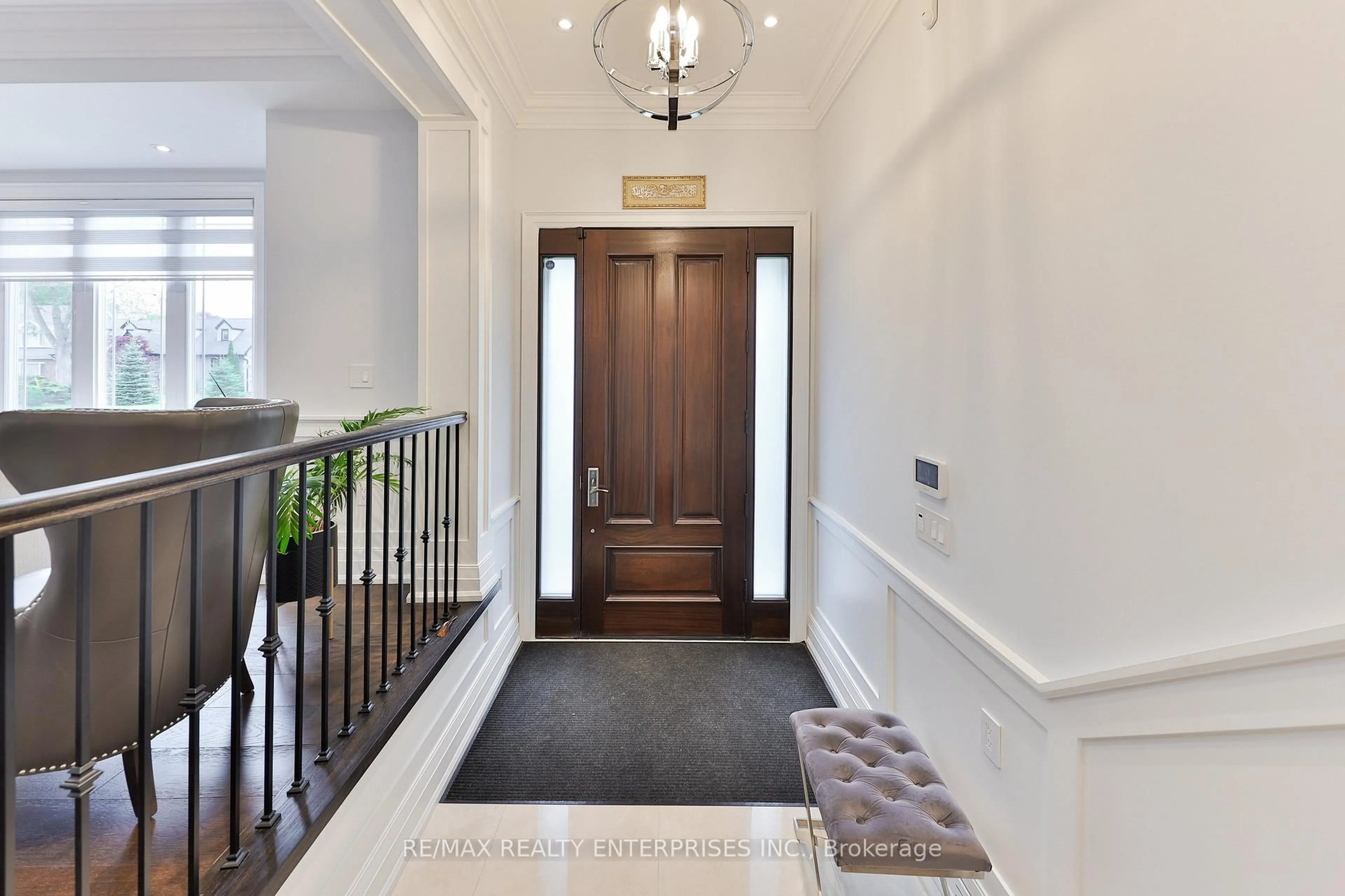 Indoor foyer for 36 Cotton Dr, Mississauga Ontario L5G 1Z9