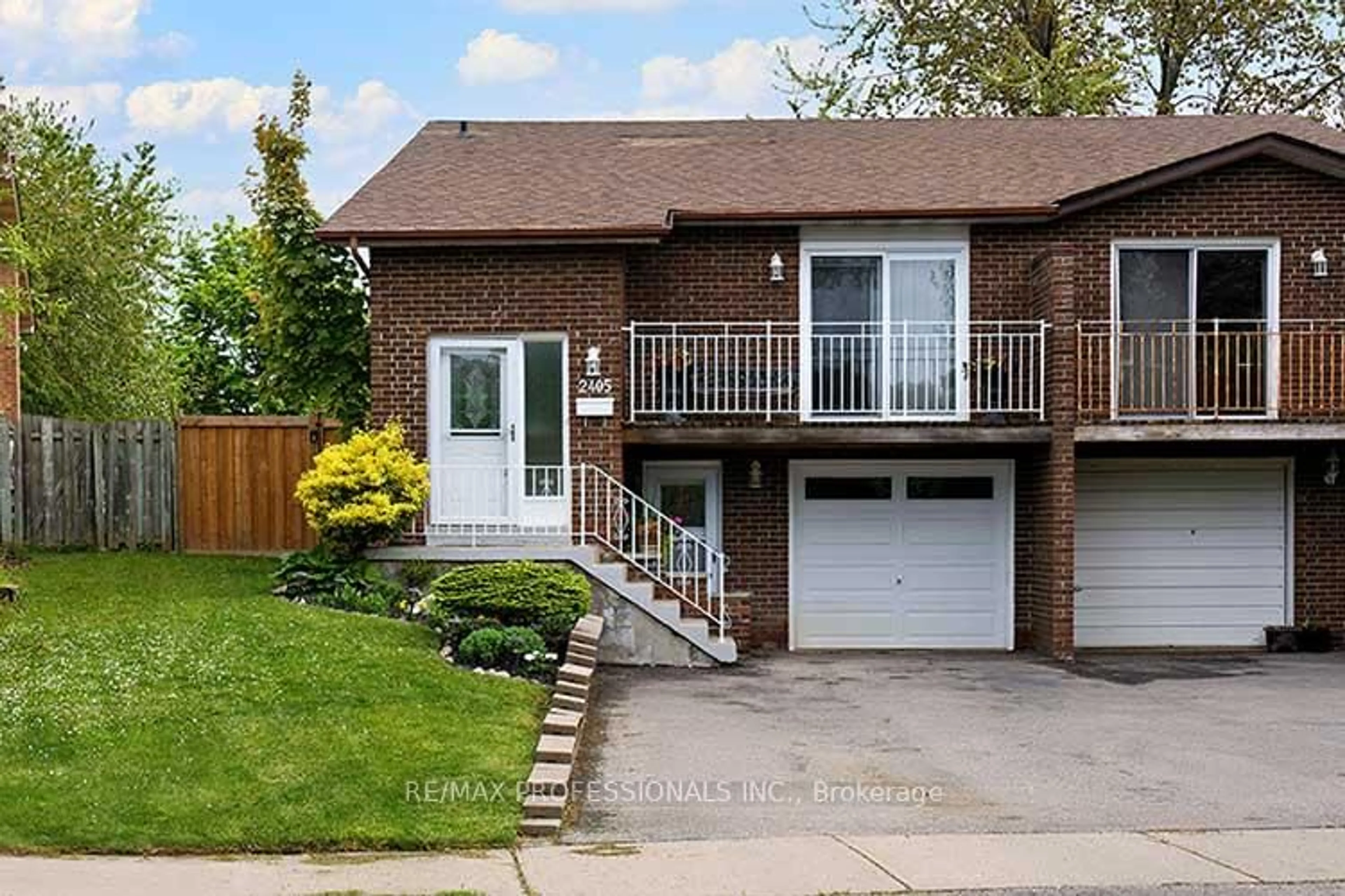Home with brick exterior material, street for 2405 Culver Way, Mississauga Ontario L5B 2P8
