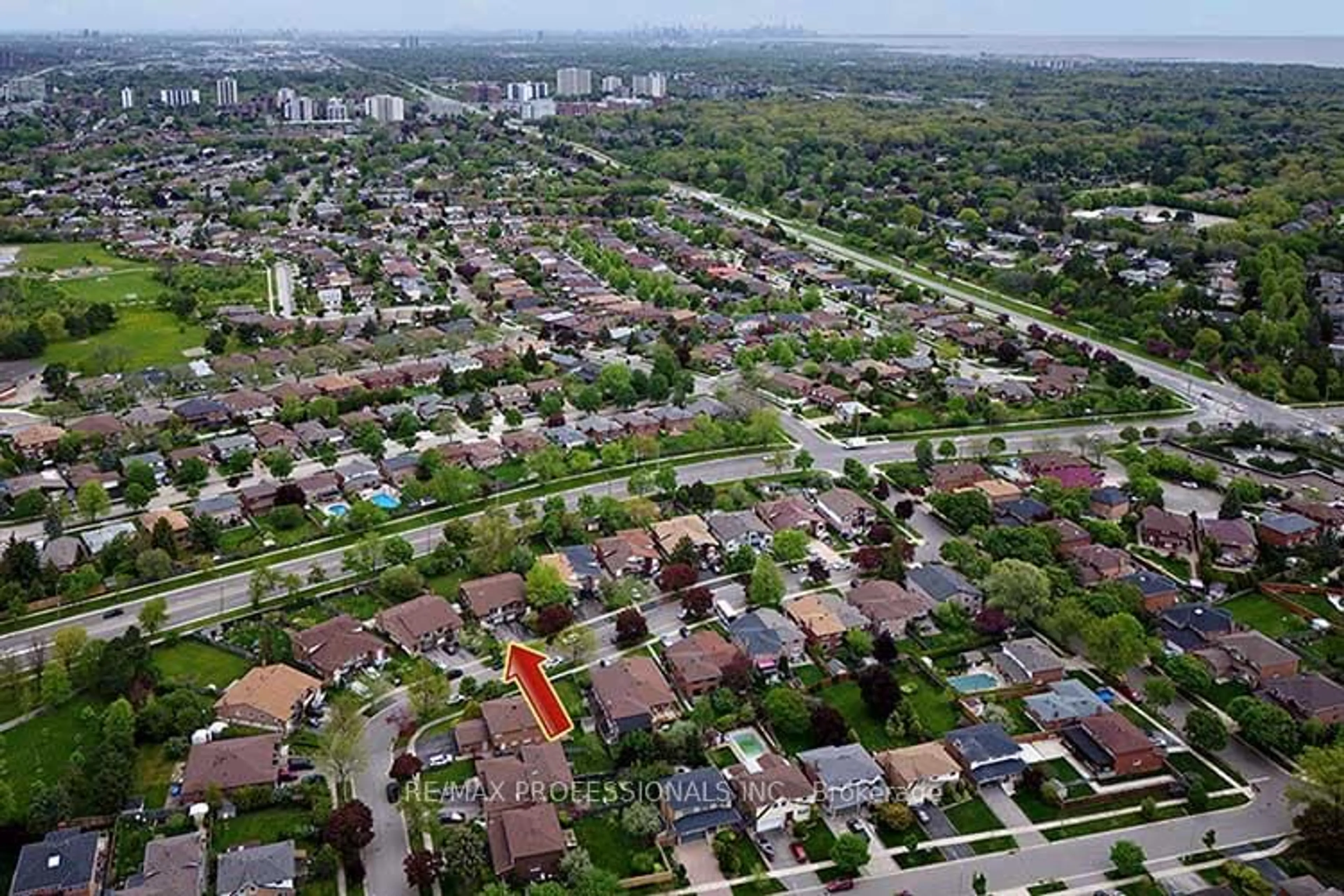 A pic from outside/outdoor area/front of a property/back of a property/a pic from drone, street for 2405 Culver Way, Mississauga Ontario L5B 2P8