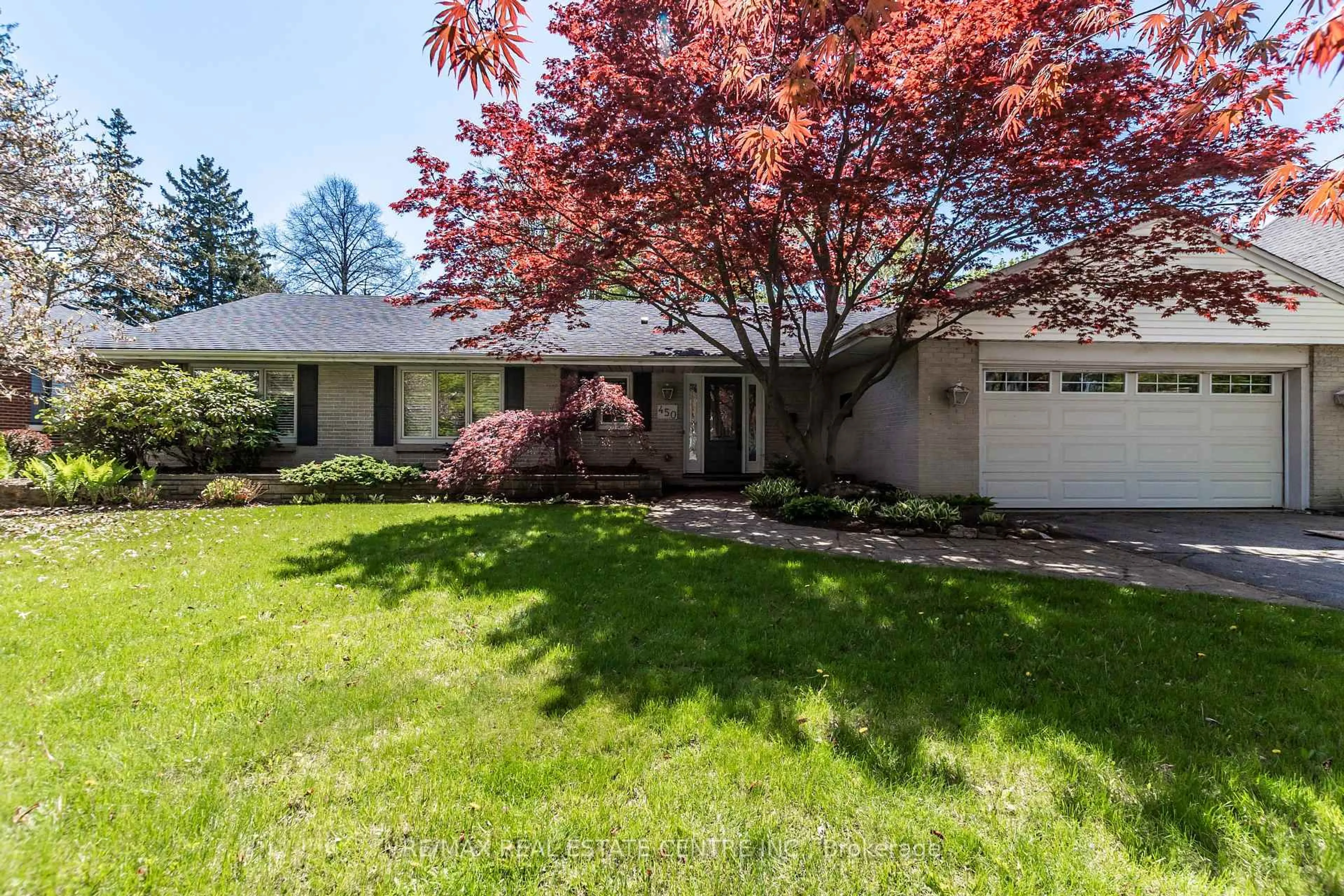 Home with vinyl exterior material, street for 450 Townsend Ave, Burlington Ontario L7T 2A8