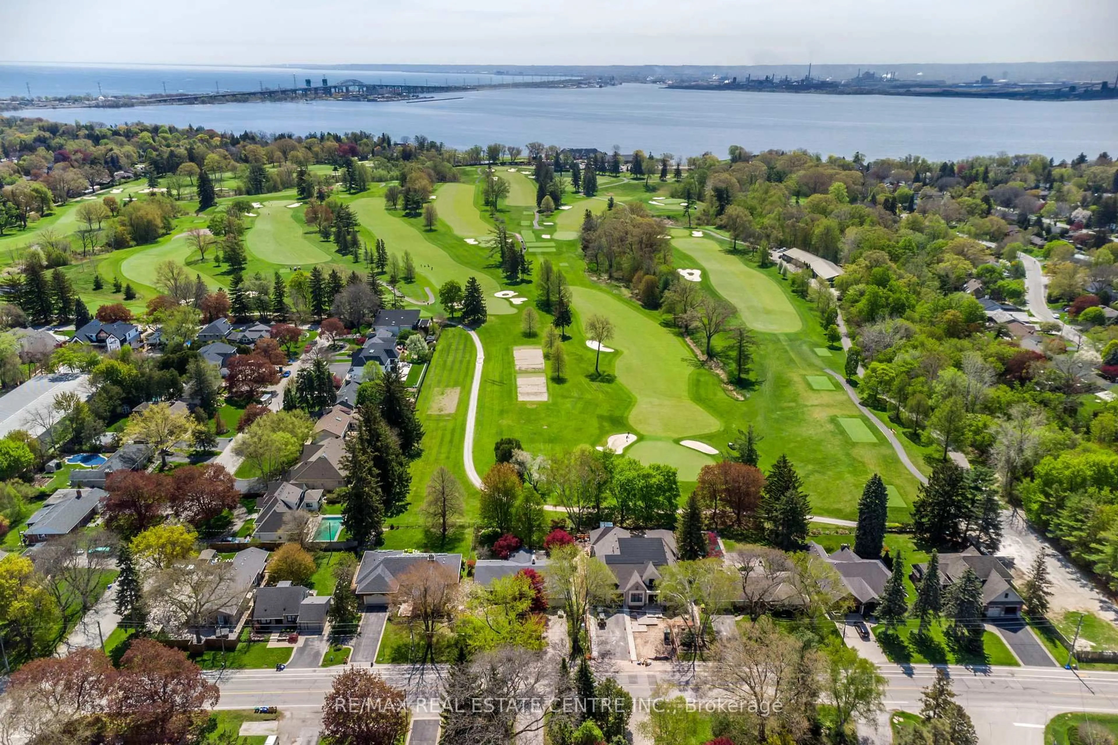 A pic from outside/outdoor area/front of a property/back of a property/a pic from drone, water/lake/river/ocean view for 450 Townsend Ave, Burlington Ontario L7T 2A8