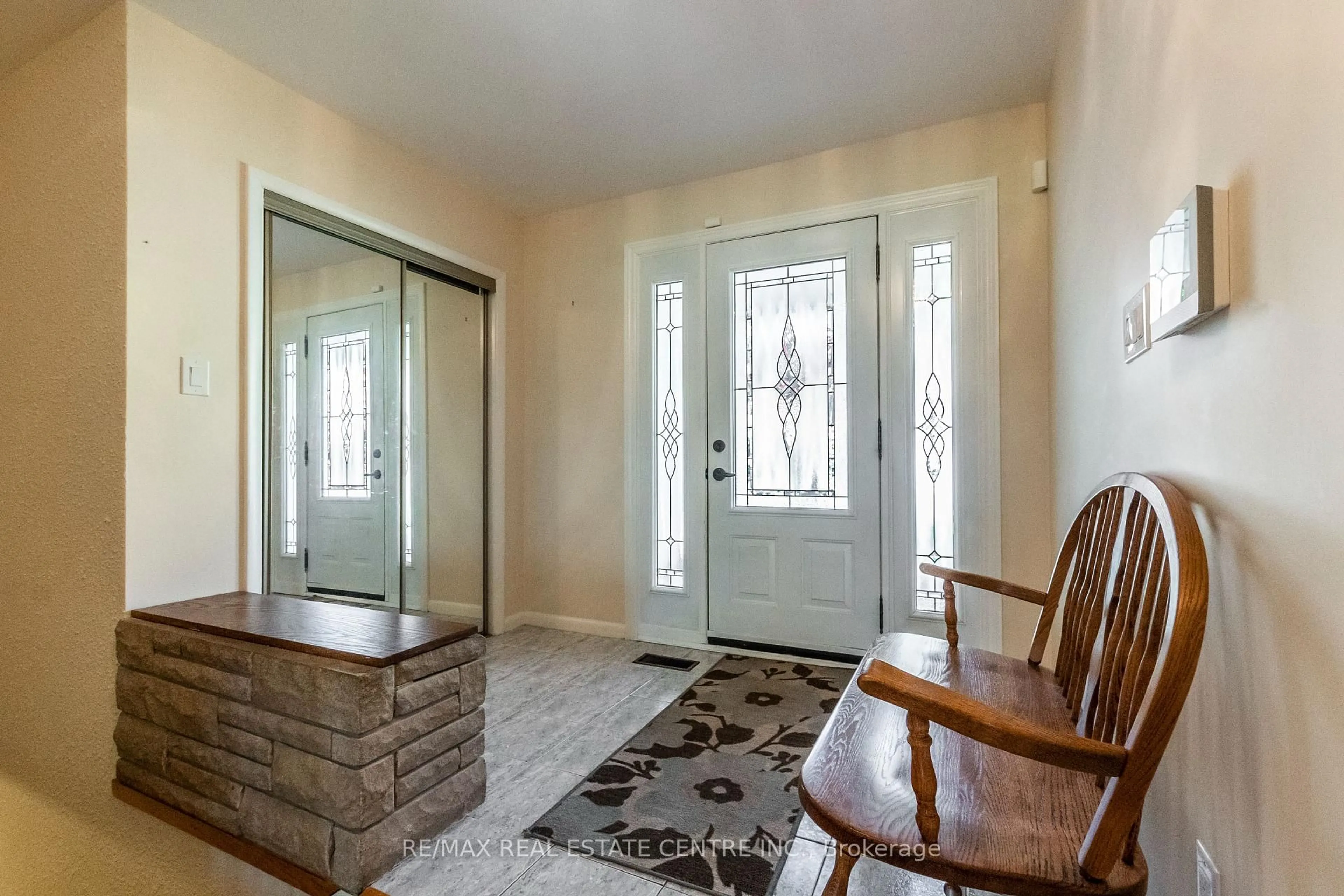 Indoor entryway for 450 Townsend Ave, Burlington Ontario L7T 2A8