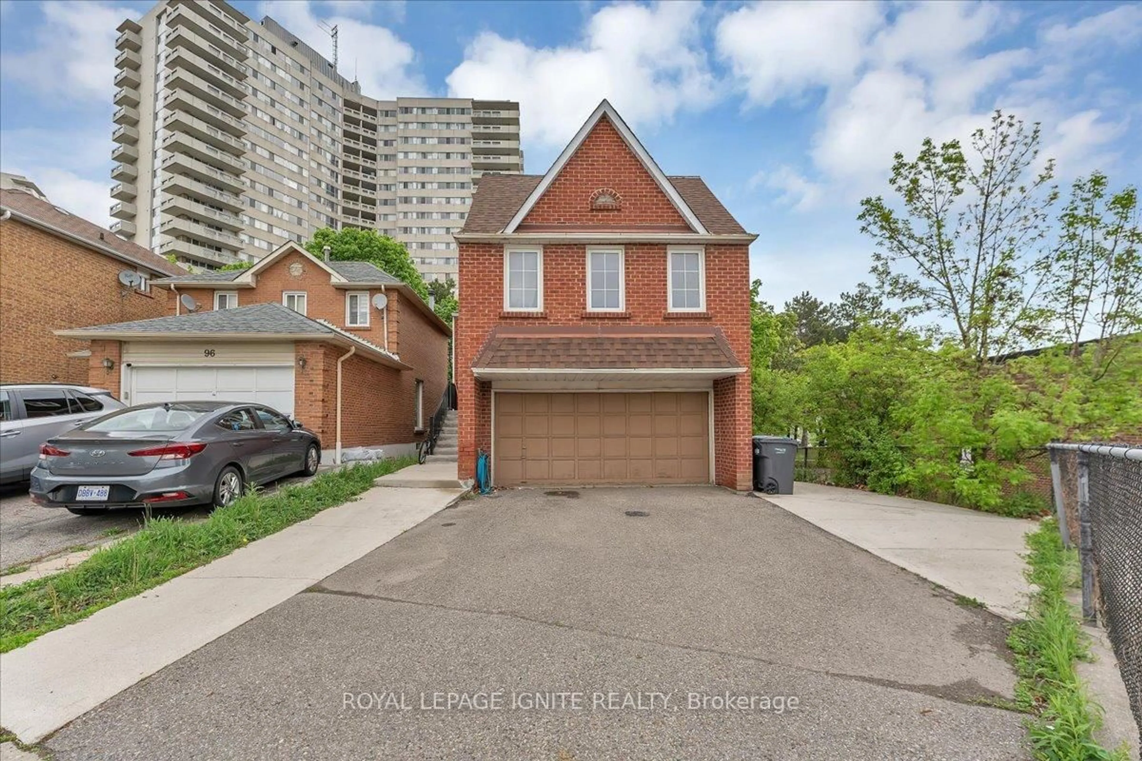 A pic from outside/outdoor area/front of a property/back of a property/a pic from drone, street for 98 Sheldrake Crt, Brampton Ontario L6Y 2W9