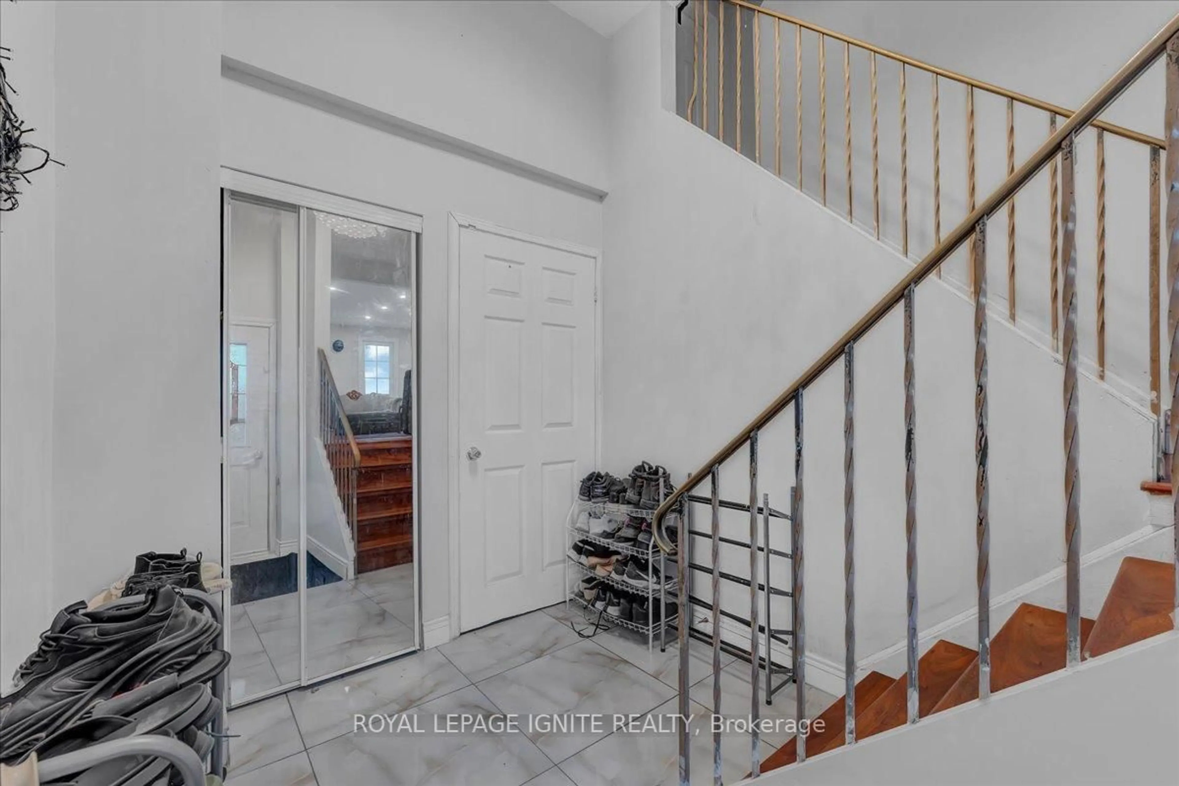 Indoor foyer for 98 Sheldrake Crt, Brampton Ontario L6Y 2W9
