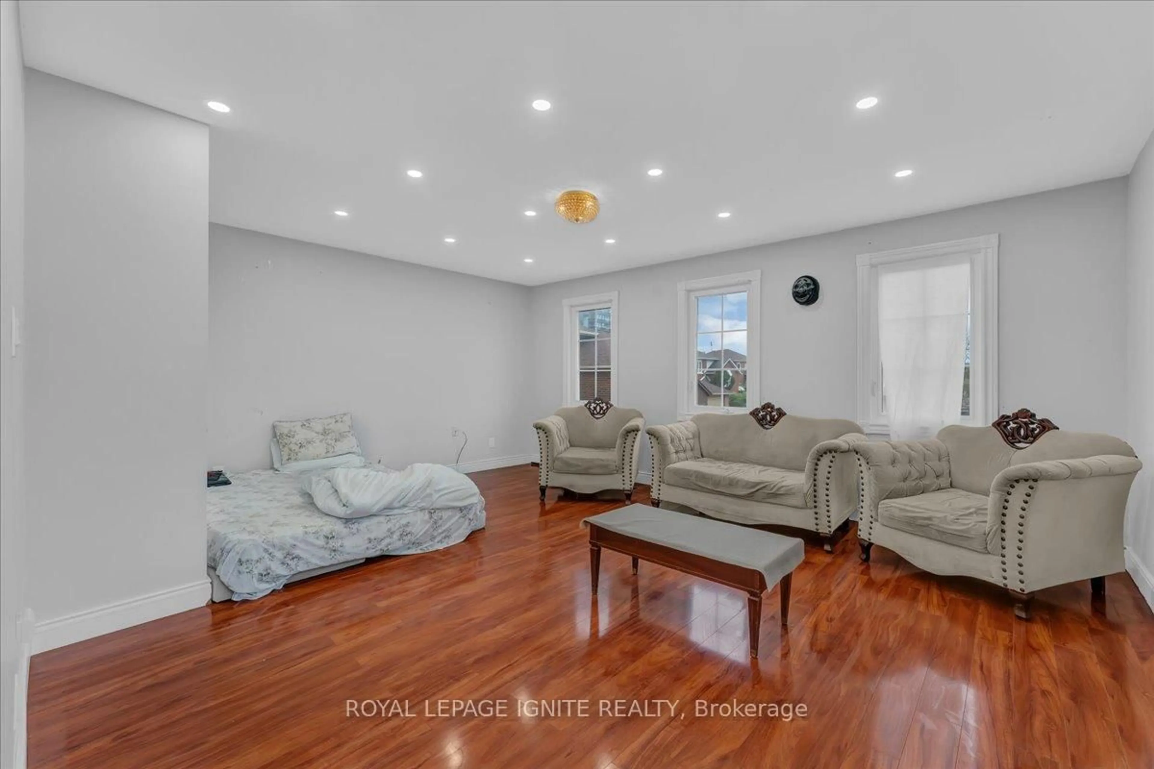 Living room with furniture, unknown for 98 Sheldrake Crt, Brampton Ontario L6Y 2W9