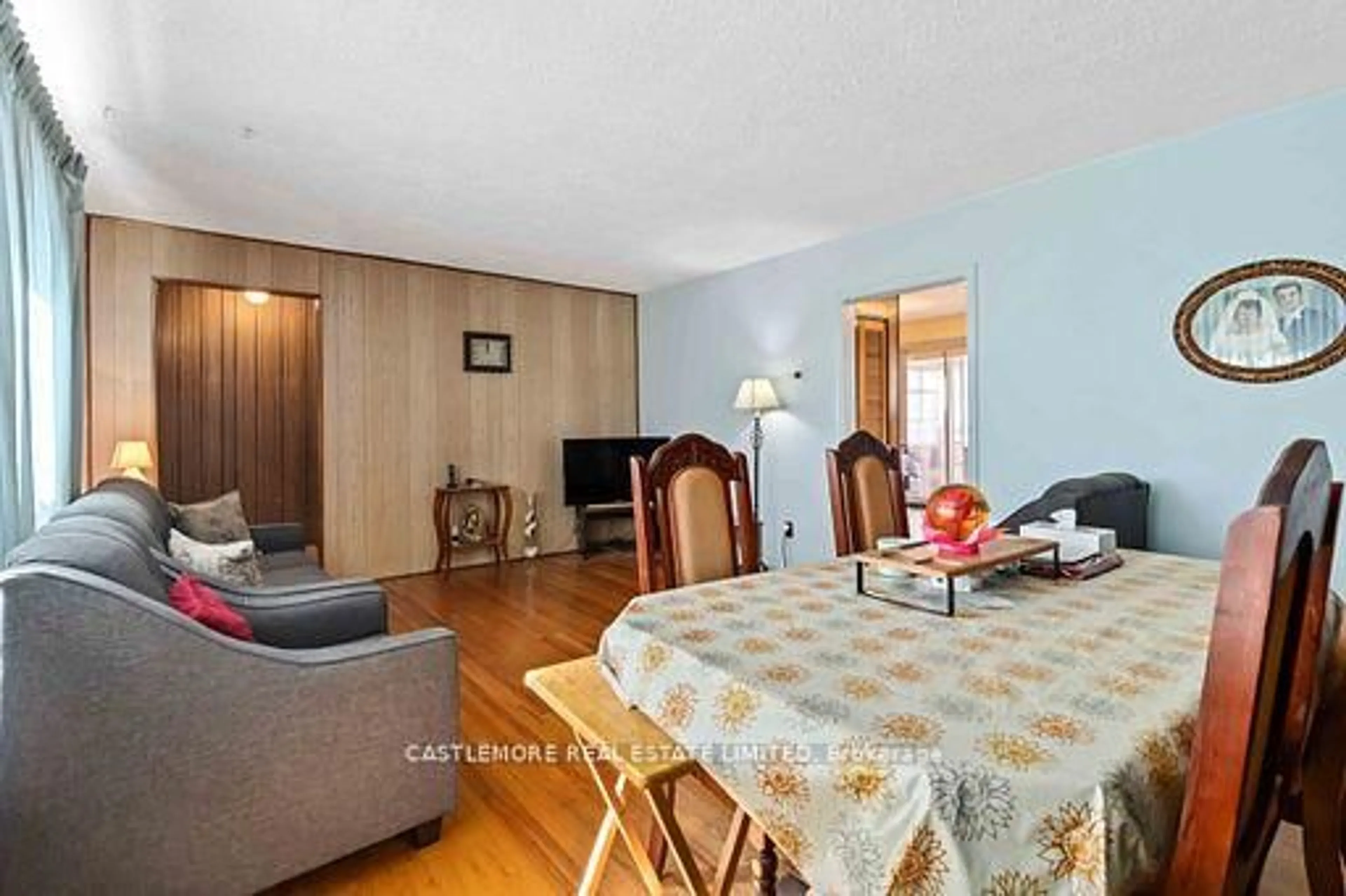 Living room with furniture, wood/laminate floor for 6939 Justine Dr, Mississauga Ontario L4T 1M4