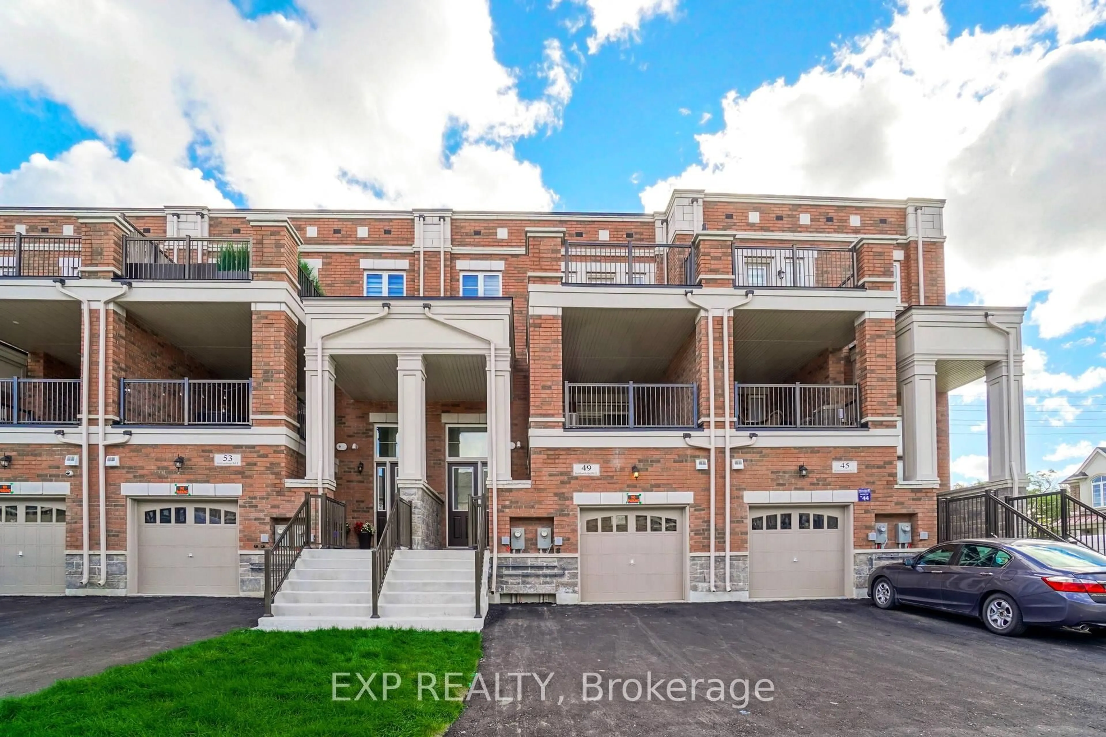 A pic from outside/outdoor area/front of a property/back of a property/a pic from drone, building for 49 Burnhamthorpe Rd, Oakville Ontario L6H 7C8