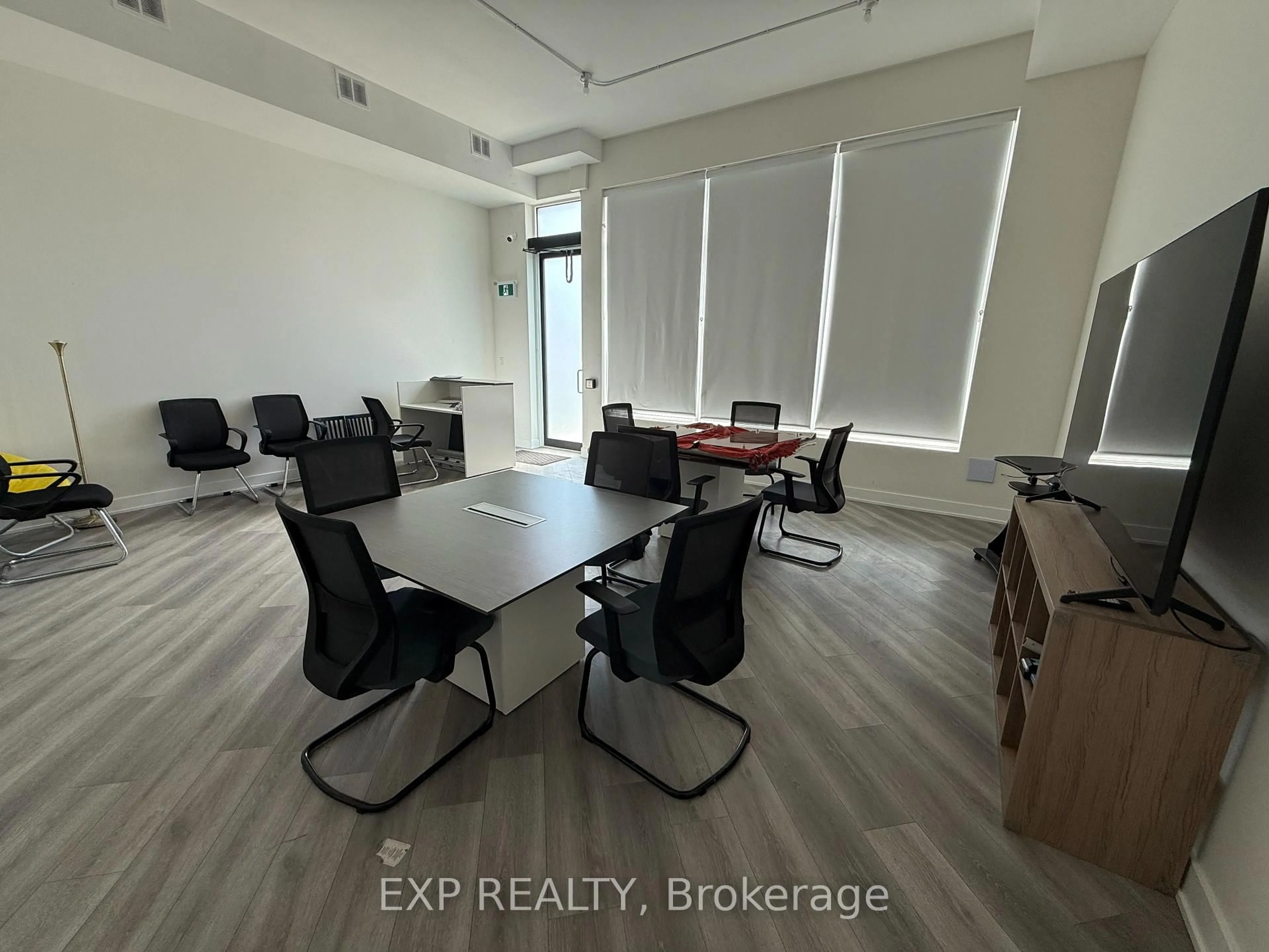 A pic of a room for 49 Burnhamthorpe Rd, Oakville Ontario L6H 7C8