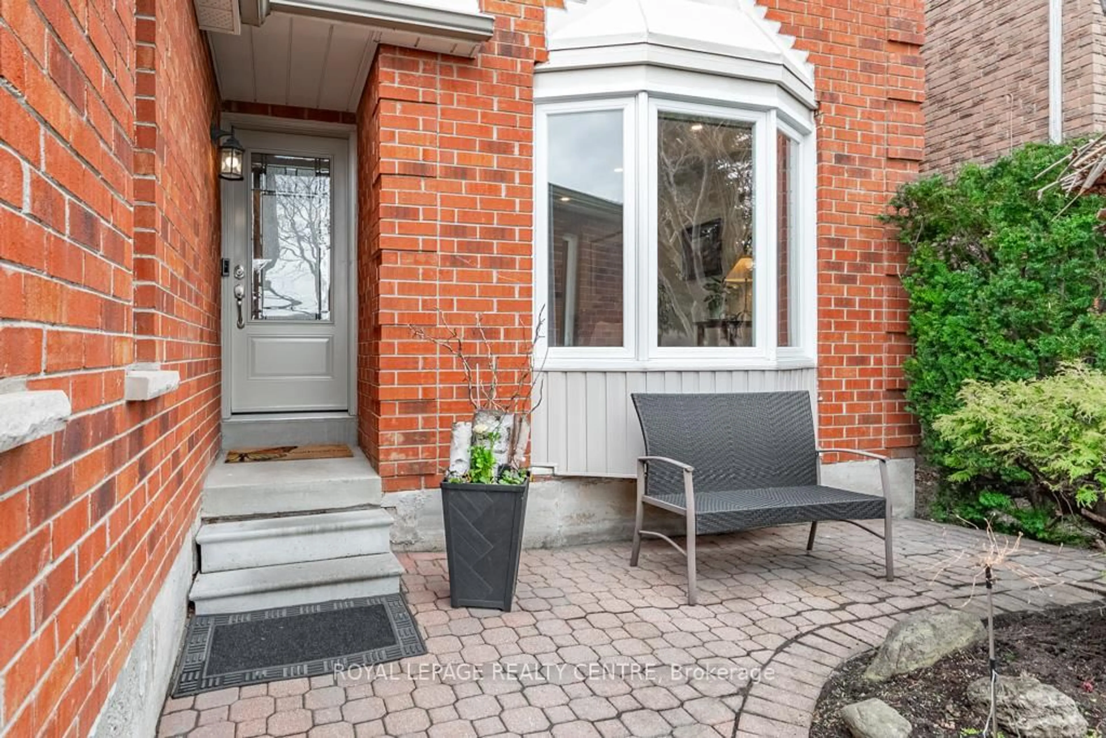 Patio, street for 3677 Colonial Dr, Mississauga Ontario L5L 4P2