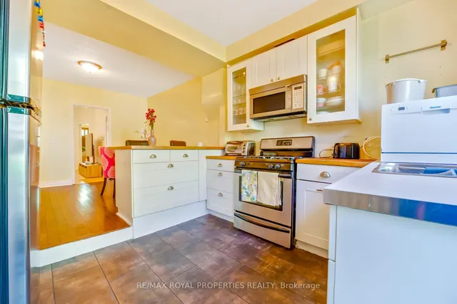 Additional property image - 131 Lansdowne Ave