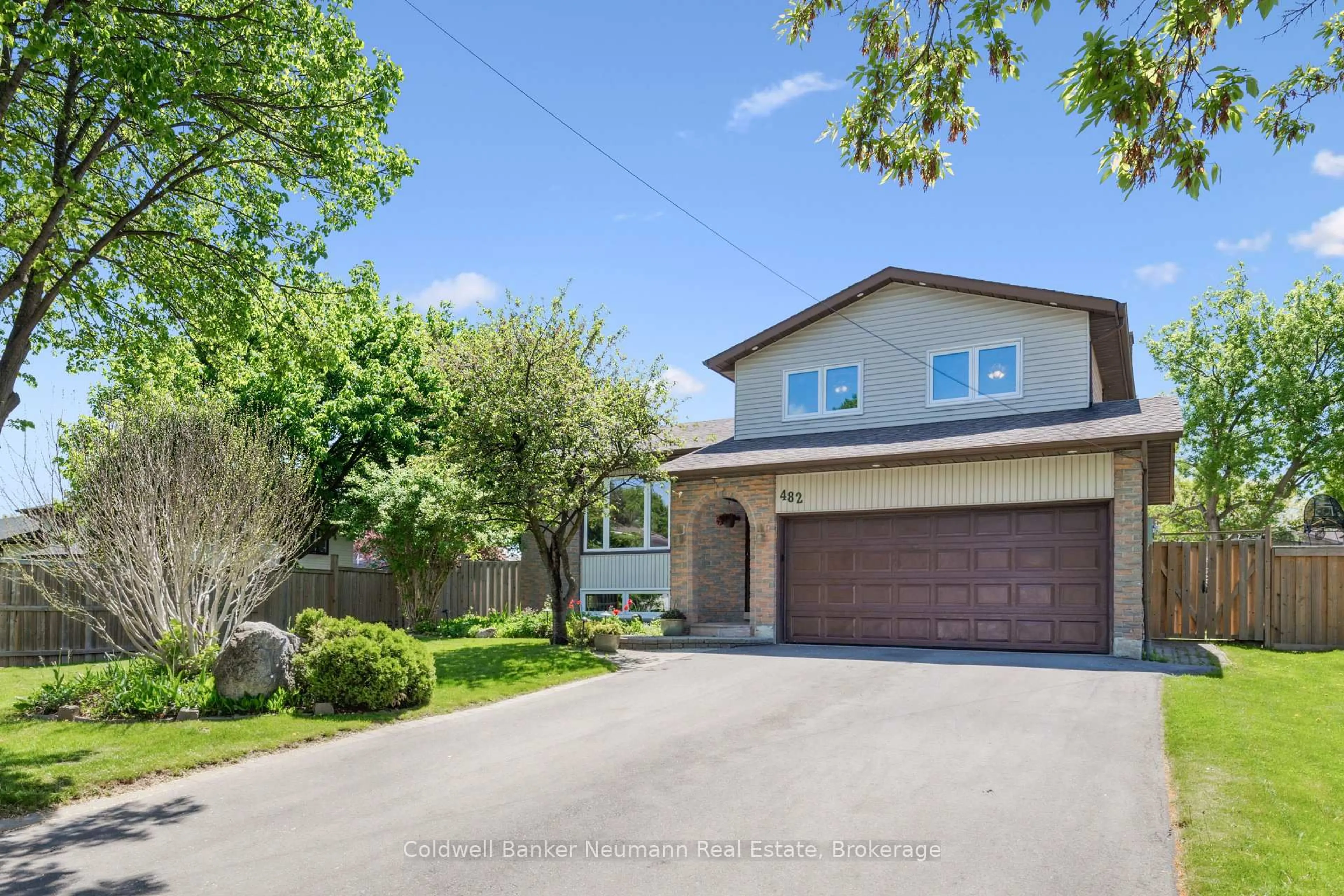 Home with vinyl exterior material, street for 482 Gowland Cres, Milton Ontario L9T 4E5