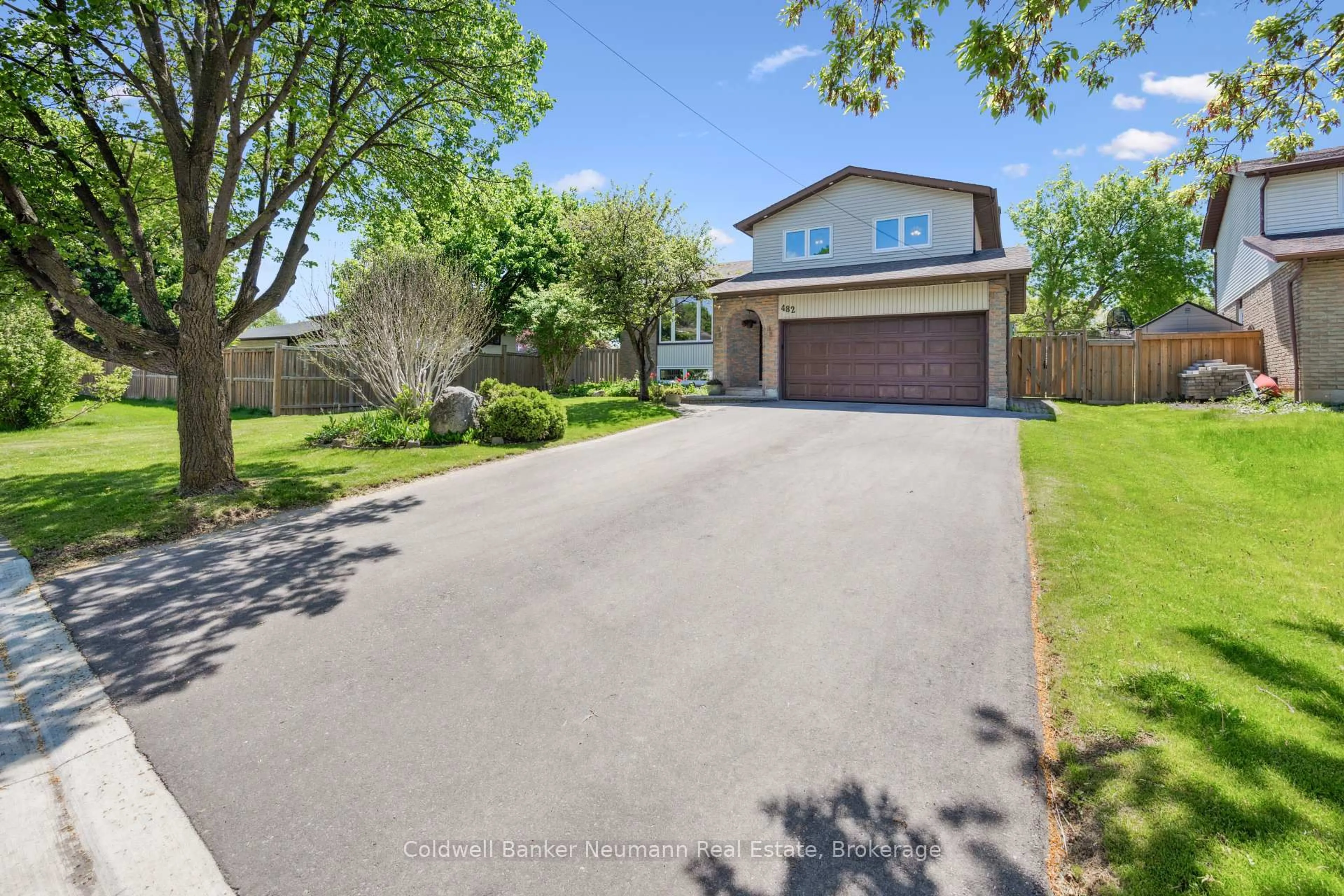 A pic from outside/outdoor area/front of a property/back of a property/a pic from drone, street for 482 Gowland Cres, Milton Ontario L9T 4E5