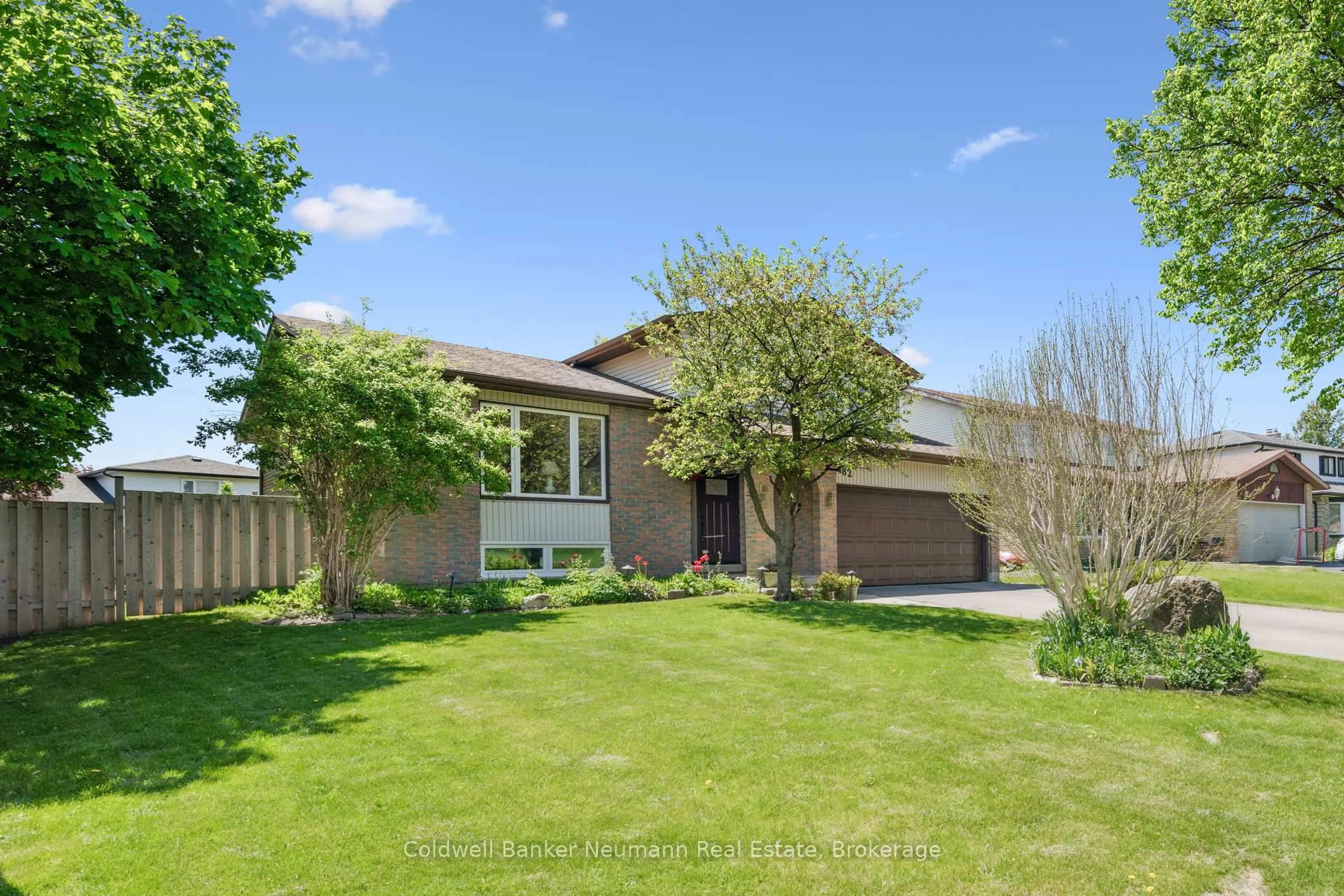 A pic from outside/outdoor area/front of a property/back of a property/a pic from drone, street for 482 Gowland Cres, Milton Ontario L9T 4E5