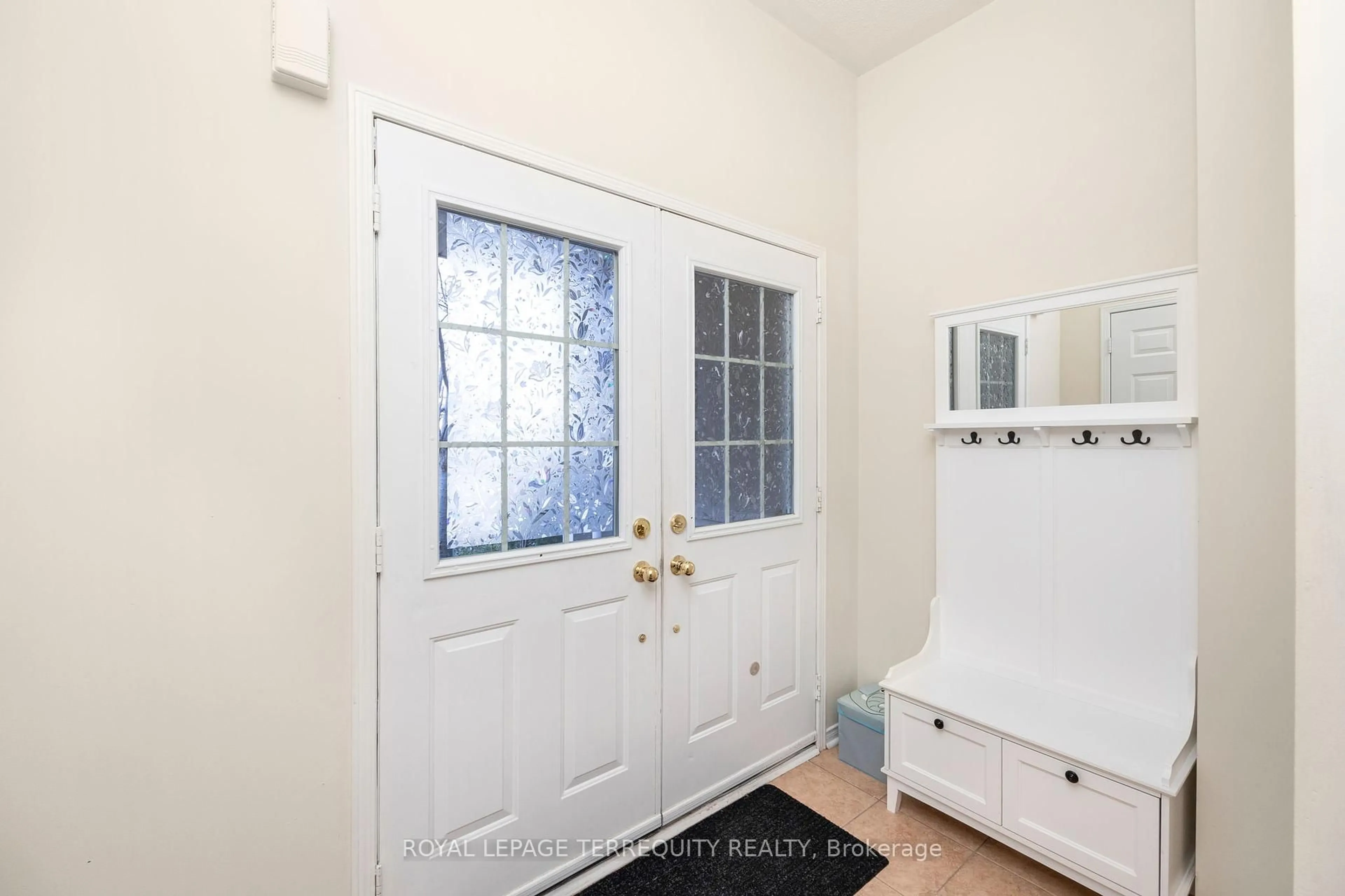 Indoor entryway for 5182 Angel Stone Dr, Mississauga Ontario L5M 0L4