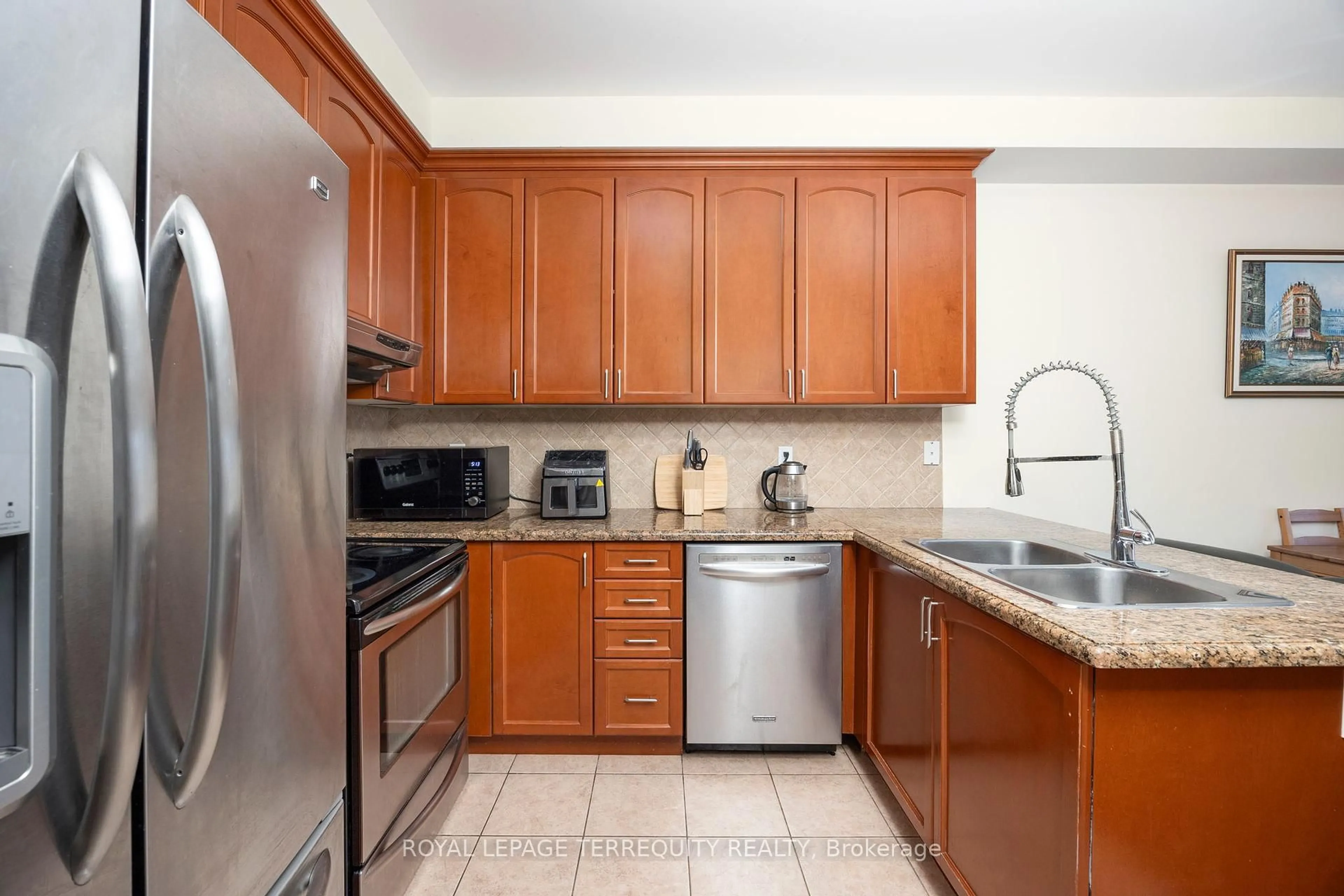 Standard kitchen, ceramic/tile floor for 5182 Angel Stone Dr, Mississauga Ontario L5M 0L4