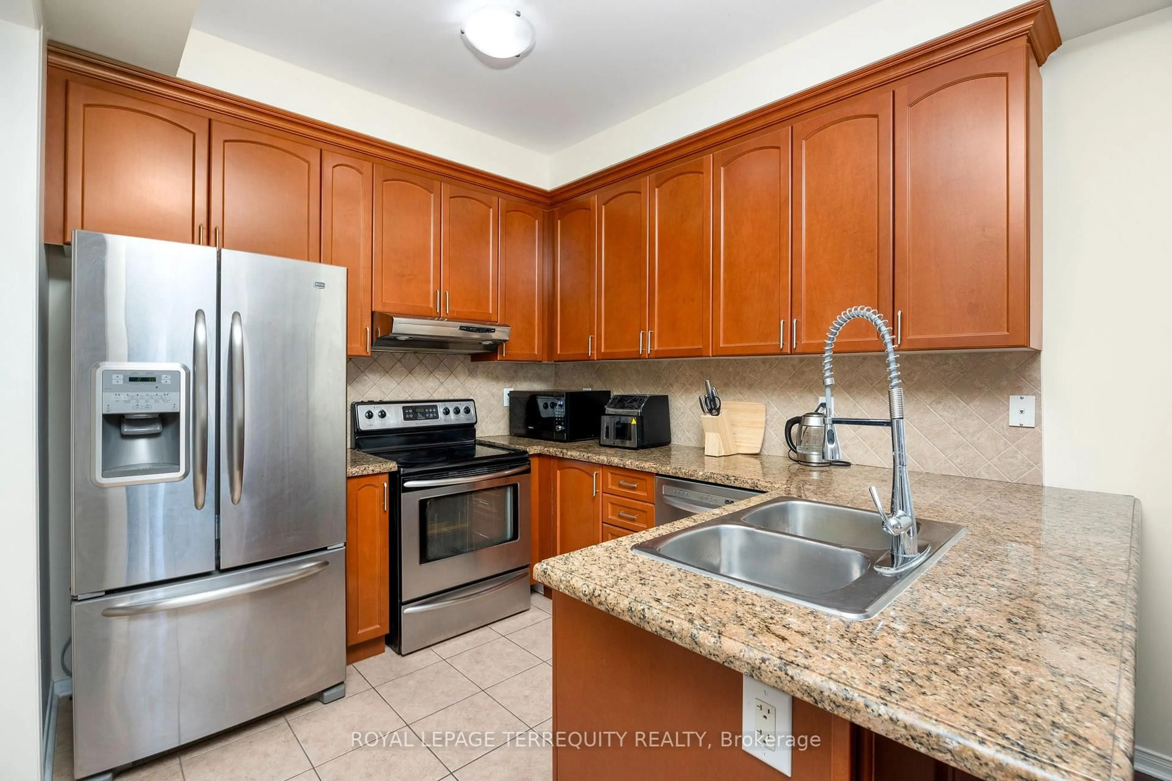 Standard kitchen, ceramic/tile floor for 5182 Angel Stone Dr, Mississauga Ontario L5M 0L4