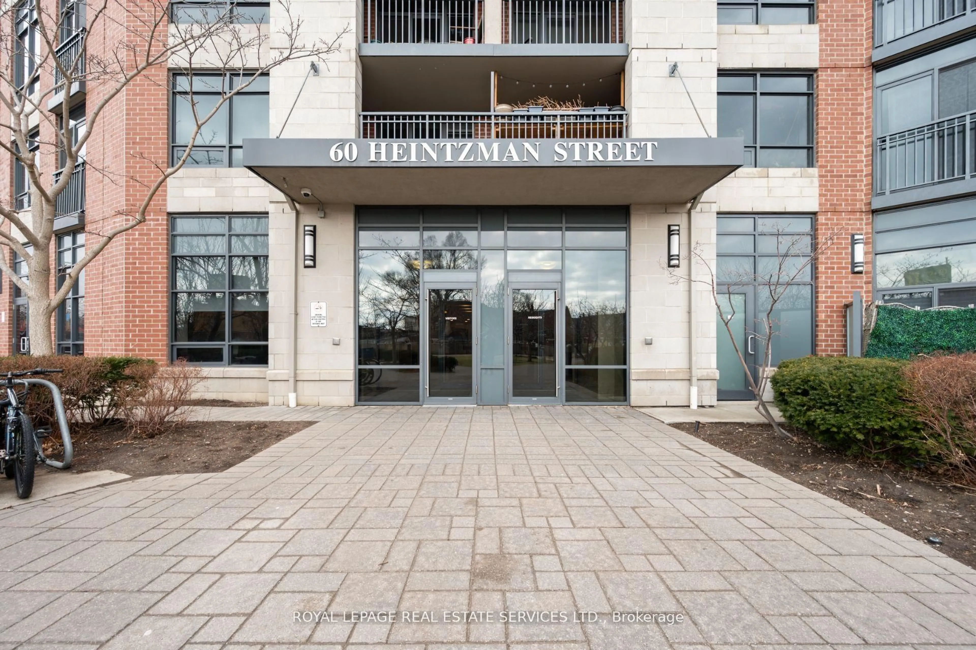Indoor foyer for 60 Heintzman St #834, Toronto Ontario M6P 5A1