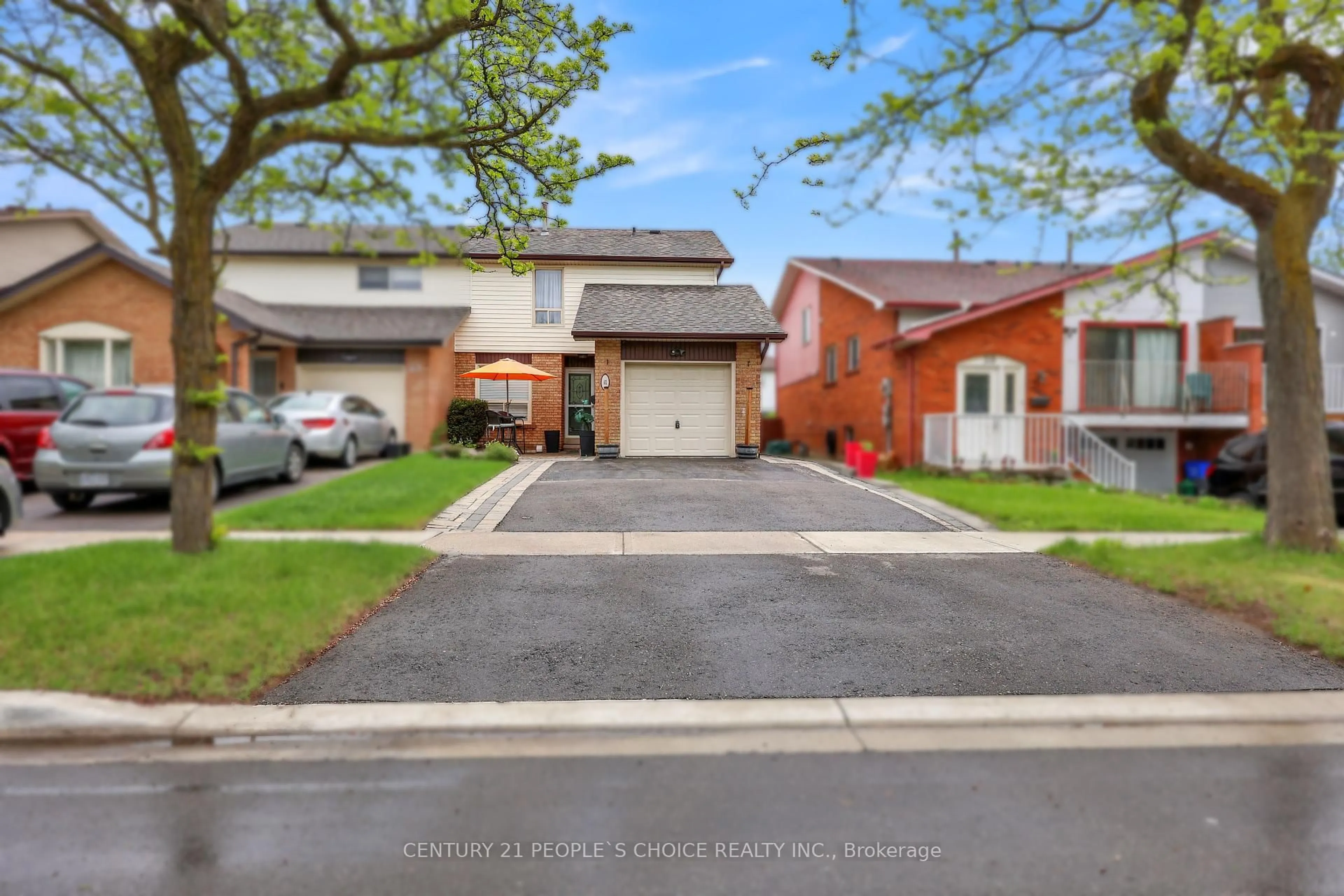 A pic from outside/outdoor area/front of a property/back of a property/a pic from drone, street for 41 Carter Dr, Brampton Ontario L6V 3N4