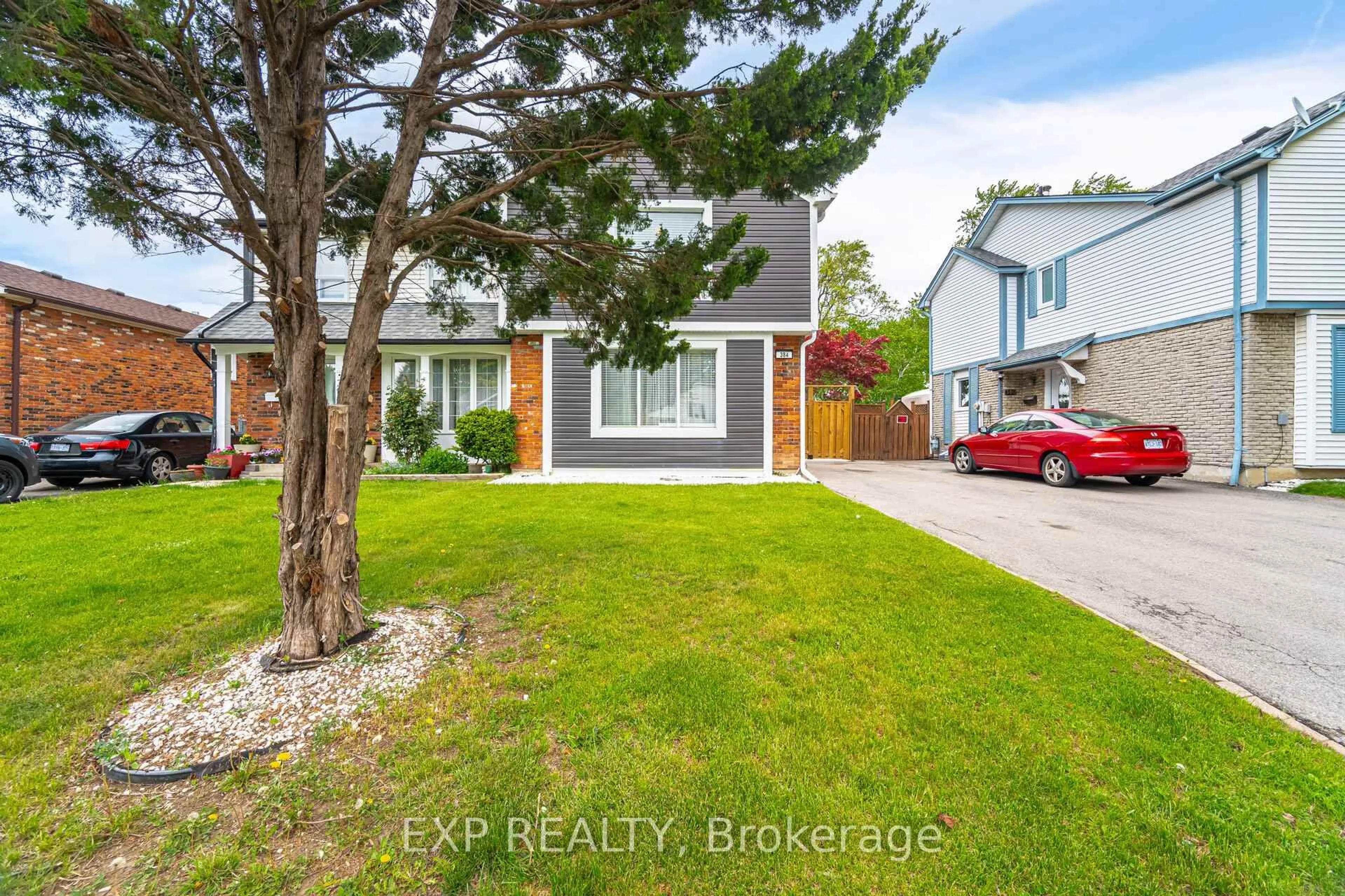 A pic from outside/outdoor area/front of a property/back of a property/a pic from drone, street for 384 Daralea Hts, Mississauga Ontario L5A 3H6