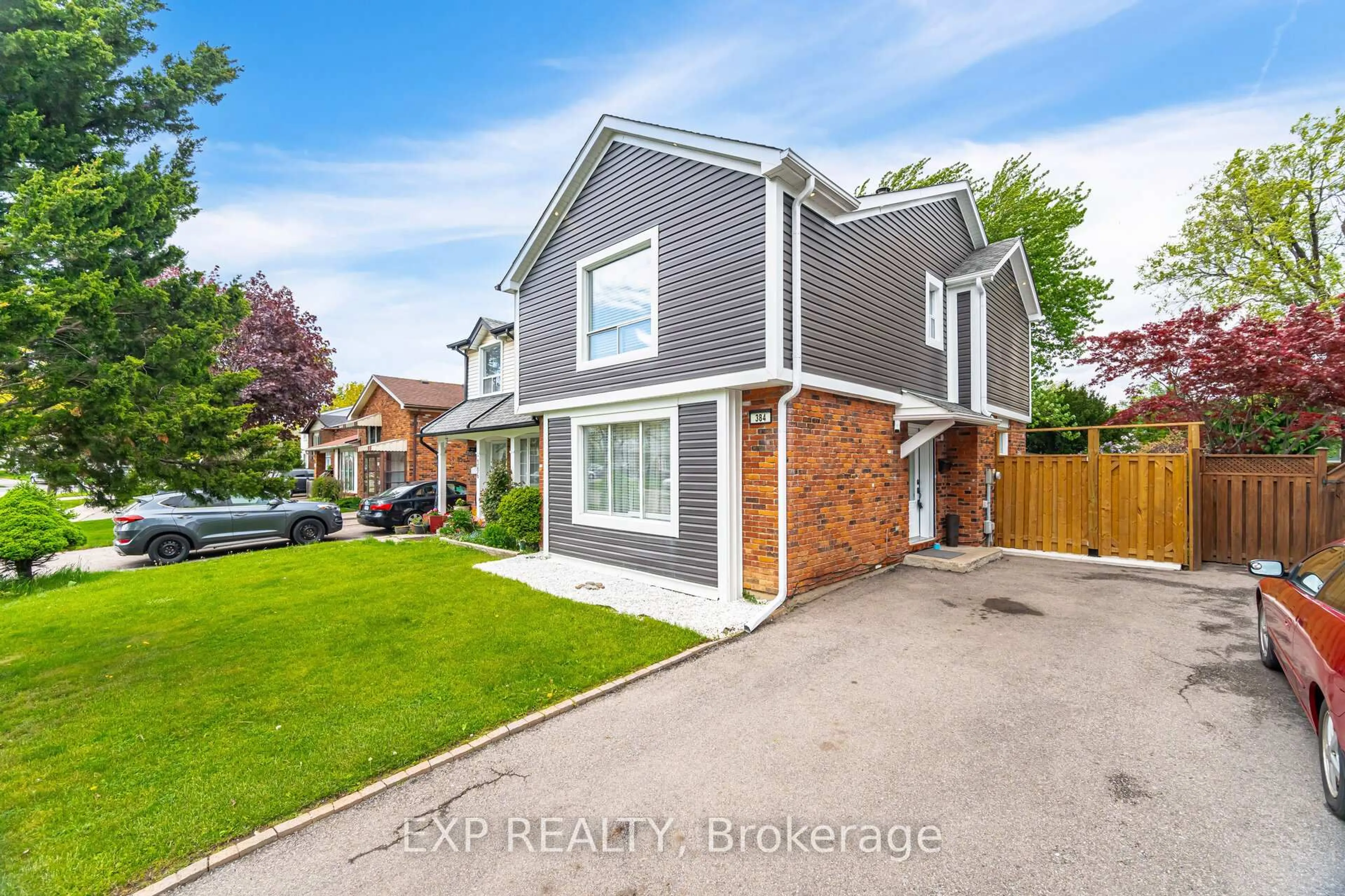 A pic from outside/outdoor area/front of a property/back of a property/a pic from drone, street for 384 Daralea Hts, Mississauga Ontario L5A 3H6