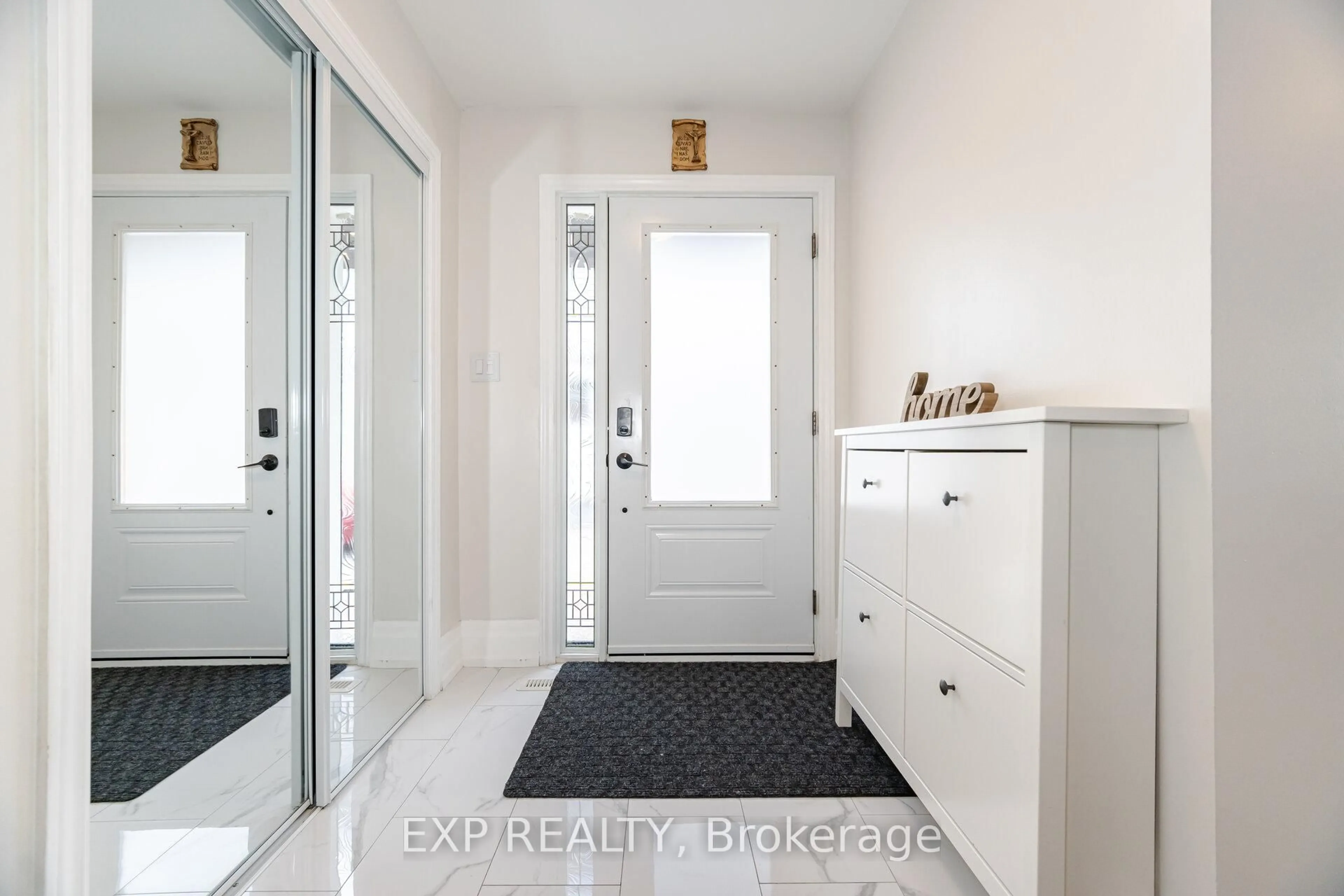 Indoor entryway for 384 Daralea Hts, Mississauga Ontario L5A 3H6