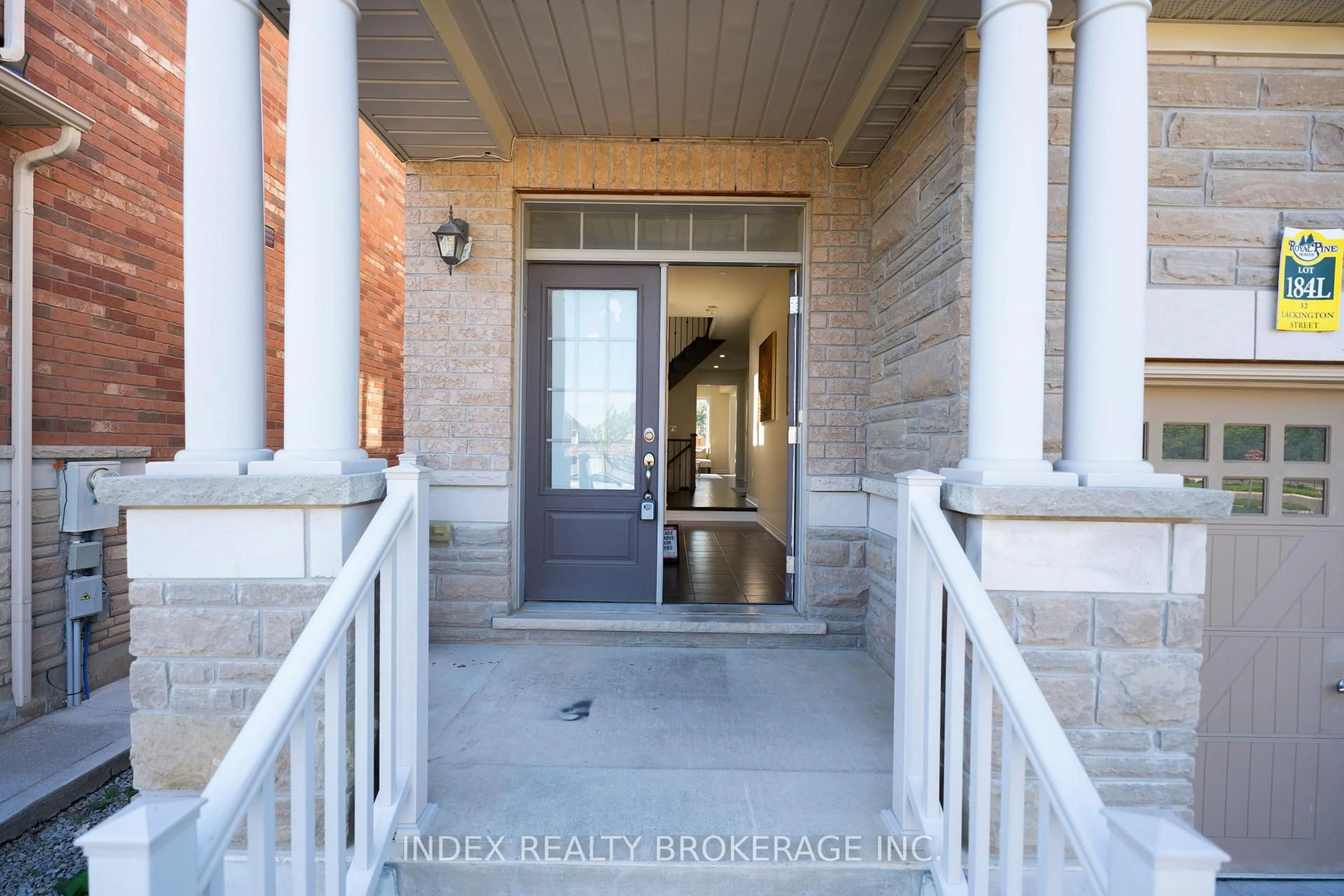 Indoor entryway for 32 Lackington St, Brampton Ontario L6X 5P1