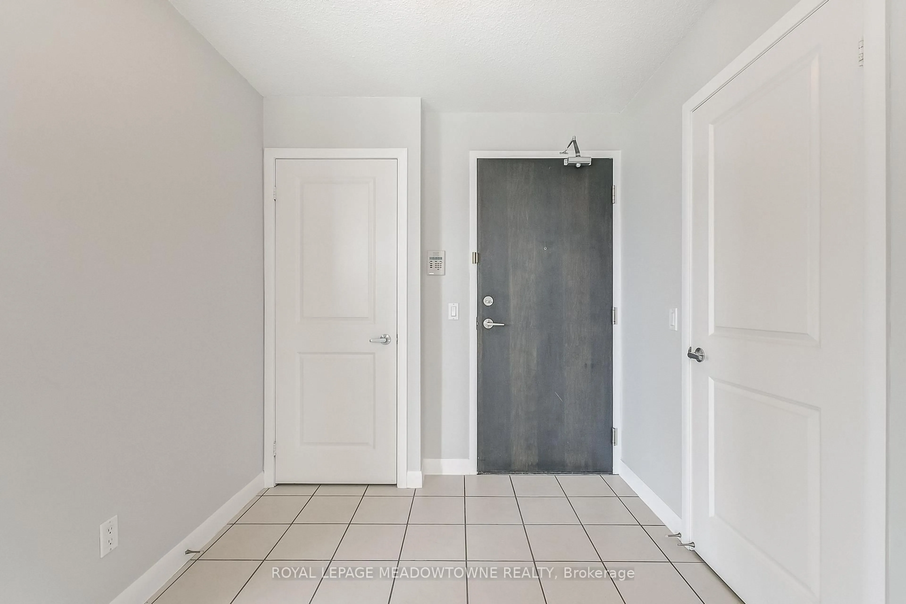 Indoor entryway for 225 Sherway Gardens Rd #807, Toronto Ontario M9C 0A3