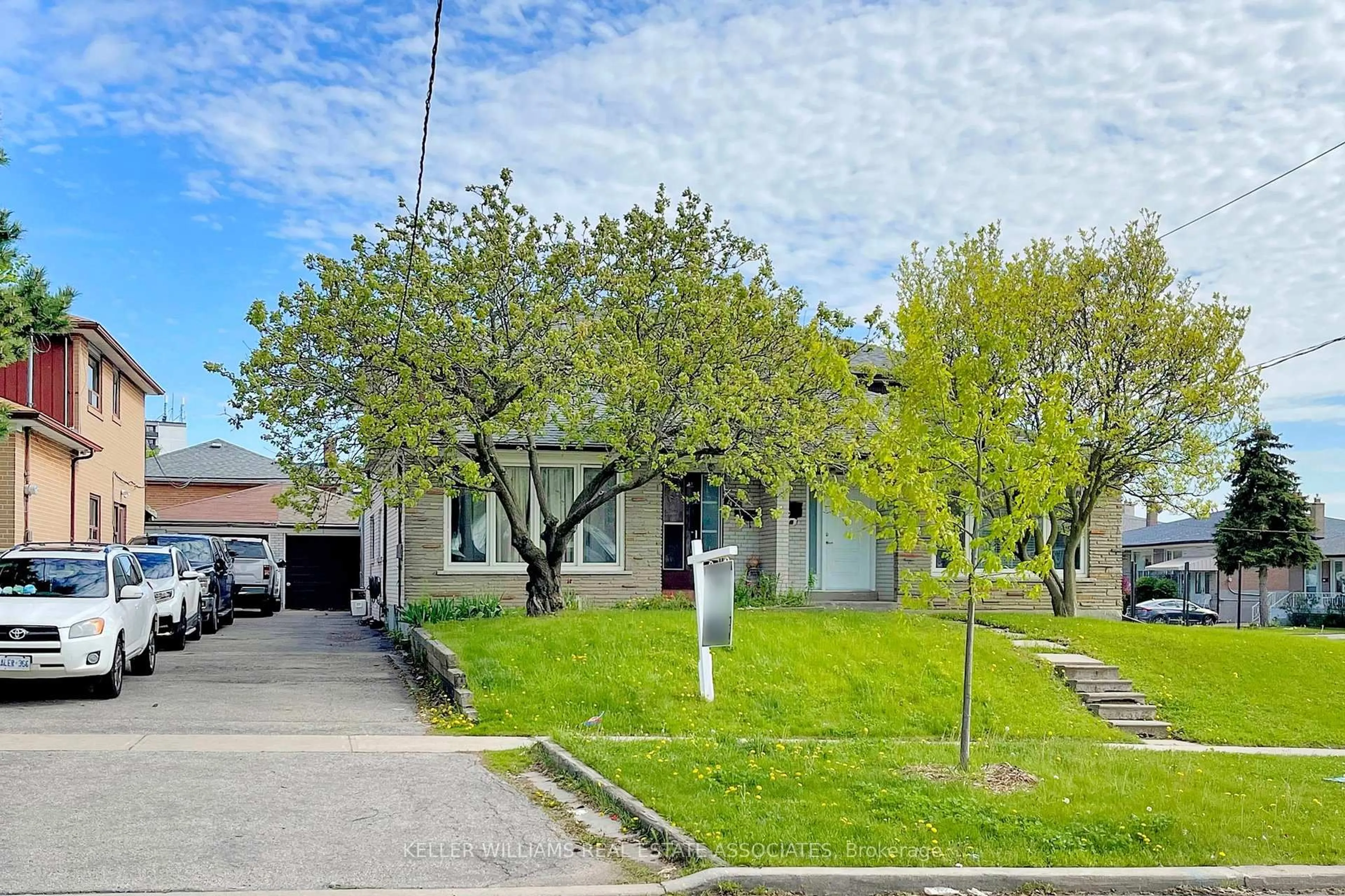 A pic from outside/outdoor area/front of a property/back of a property/a pic from drone, street for 47 Dovehouse Ave, Toronto Ontario M3J 1A3