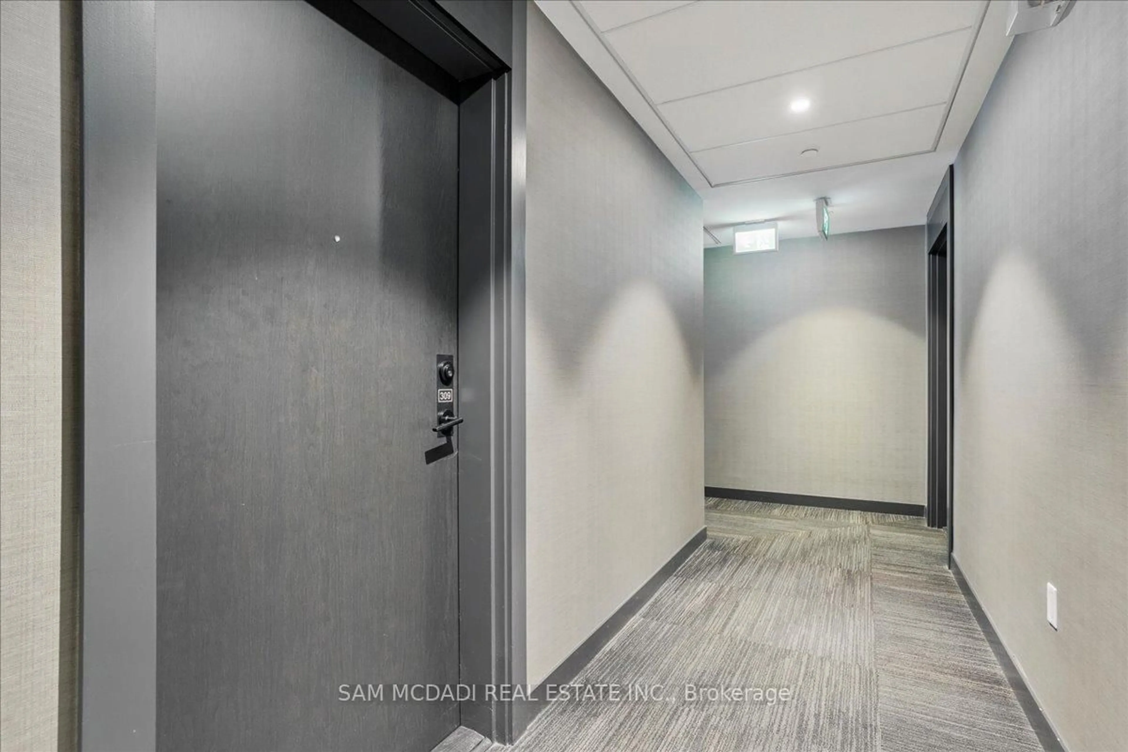 Indoor foyer for 210 Sabina Dr Dr #309, Oakville Ontario L6H 7C3