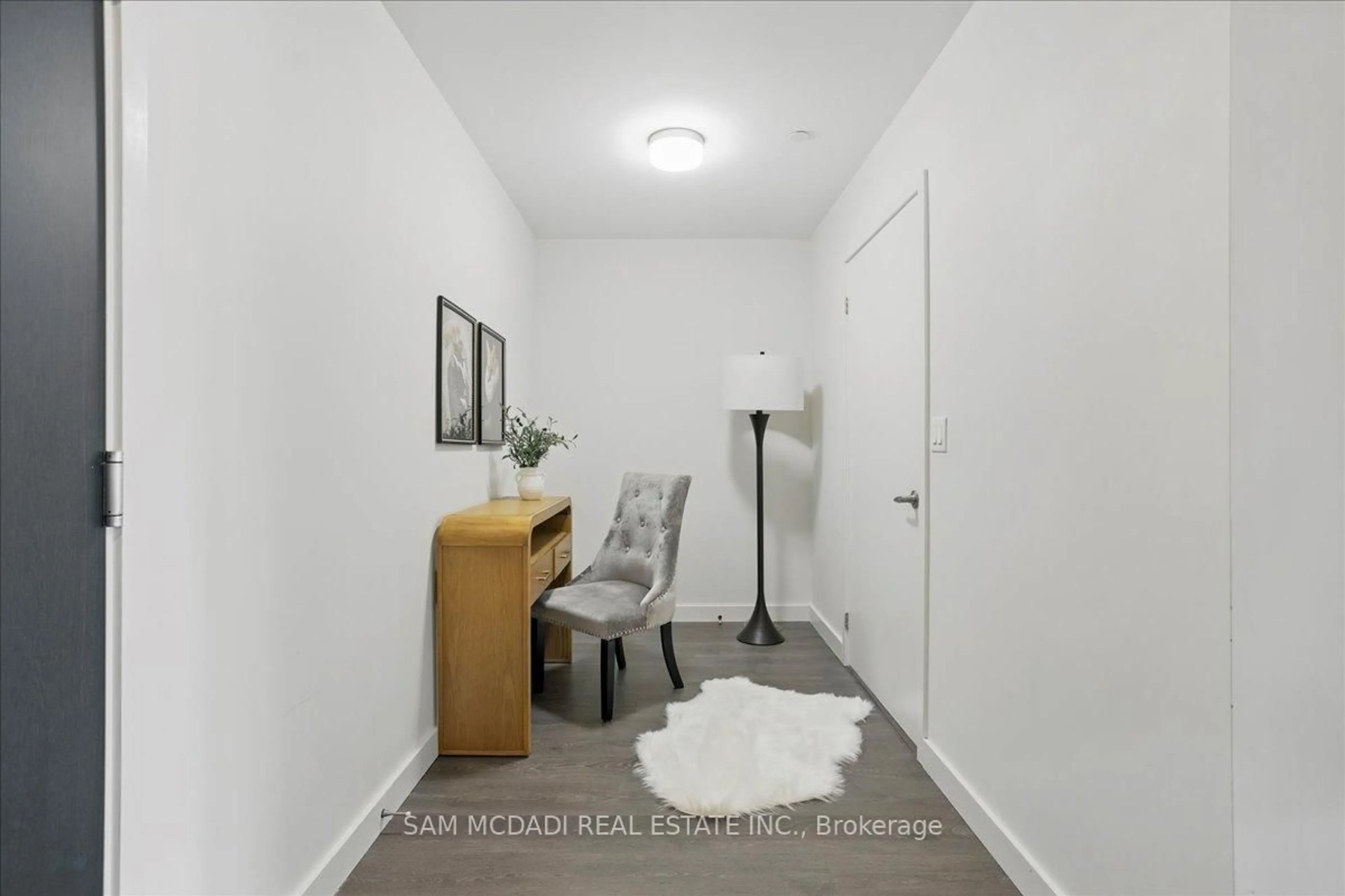 Indoor entryway for 210 Sabina Dr Dr #309, Oakville Ontario L6H 7C3