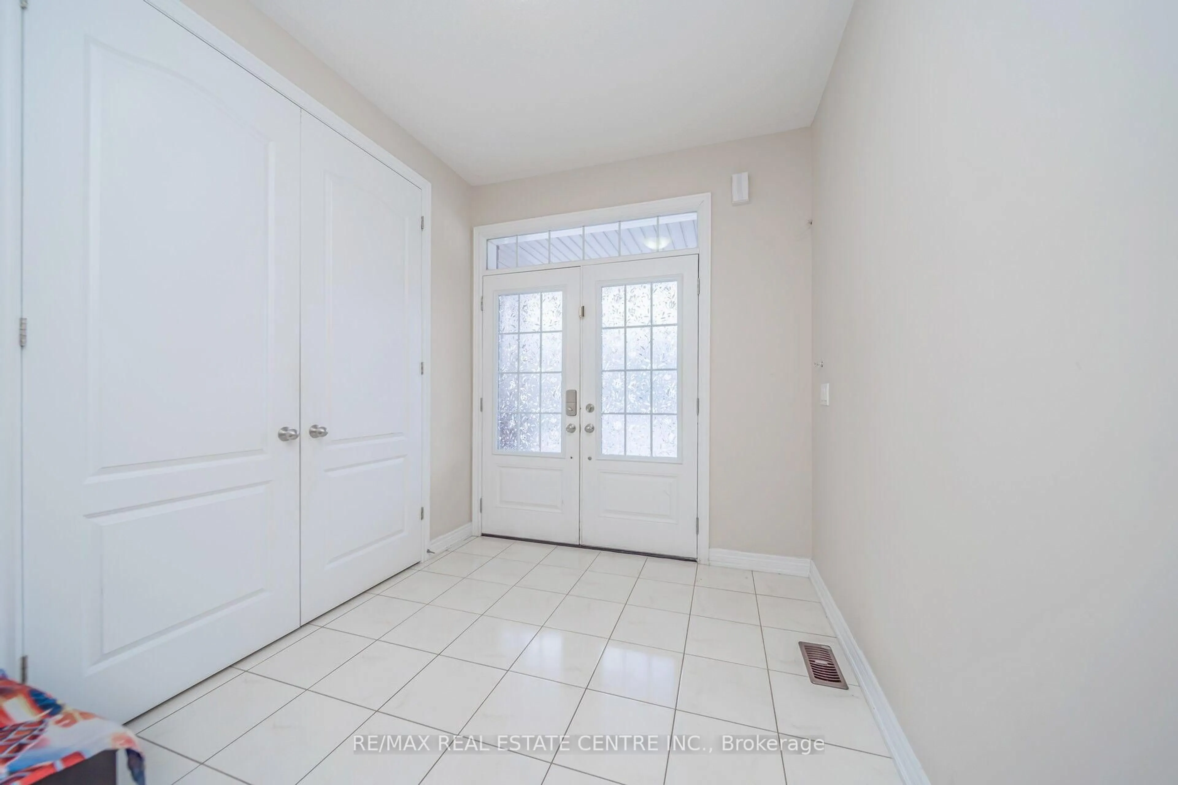 Indoor entryway for 247 Bonnieglen Farm Blvd, Caledon Ontario L7C 3Y4