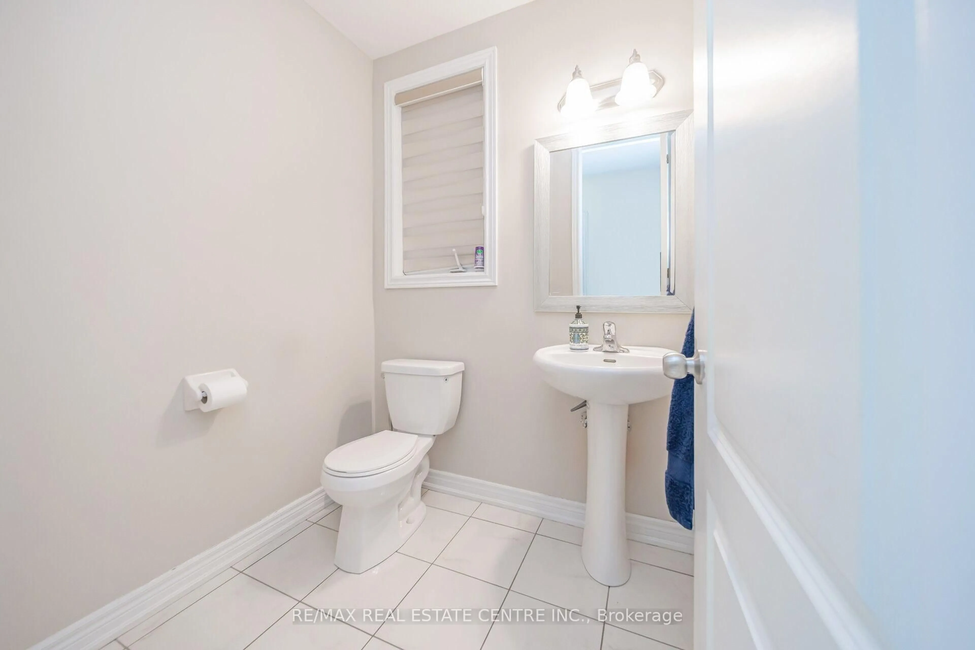 Standard bathroom, ceramic/tile floor for 247 Bonnieglen Farm Blvd, Caledon Ontario L7C 3Y4
