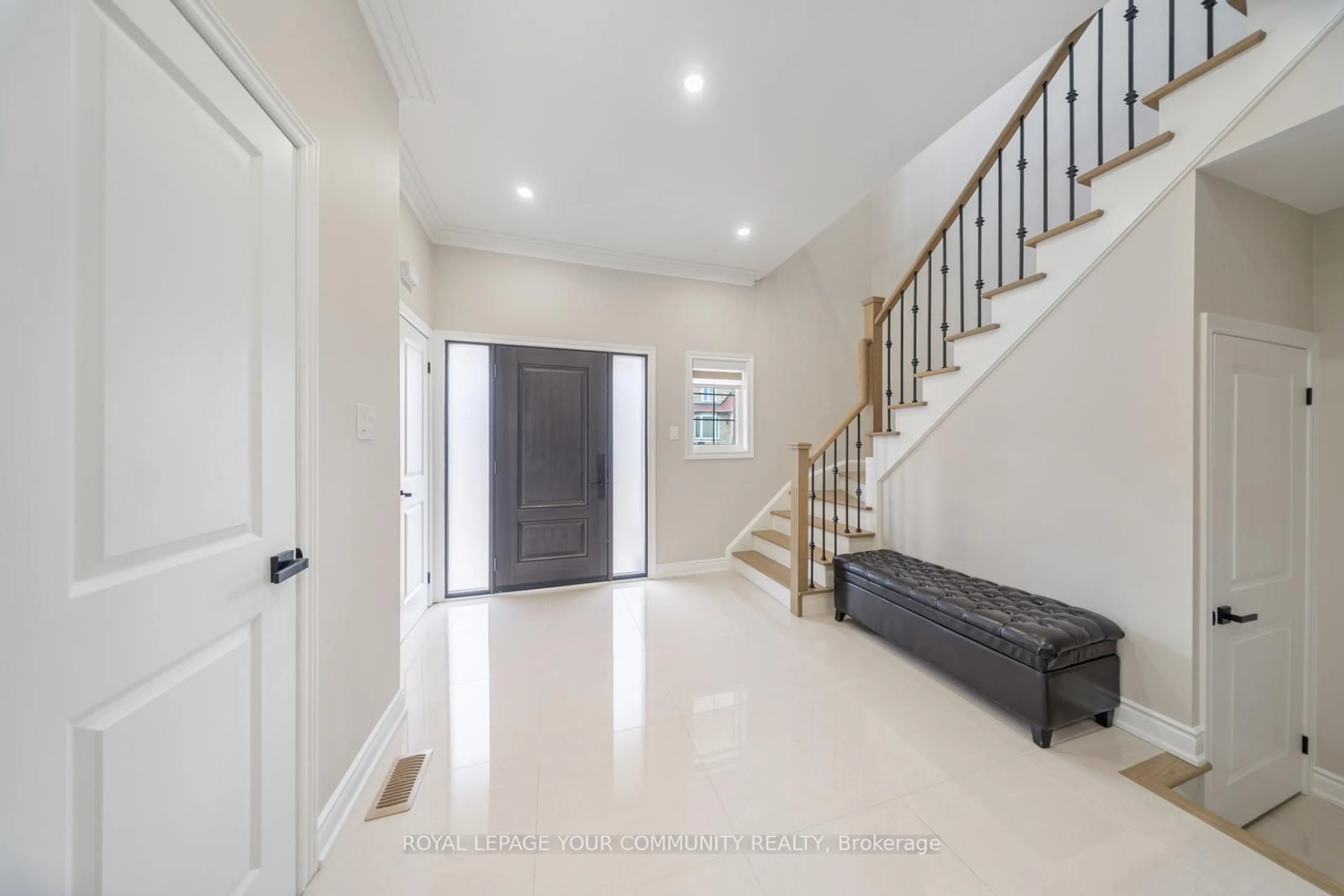 Indoor entryway for 15 Pika Tr, Brampton Ontario L6R 2Y1