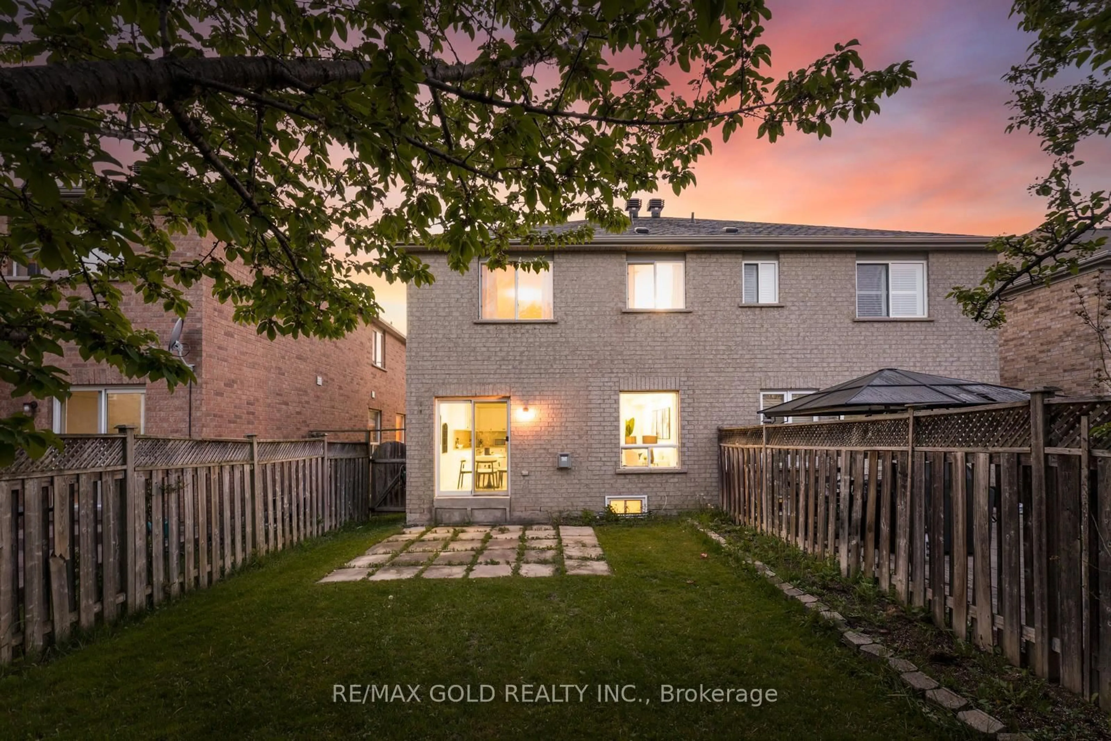 A pic from outside/outdoor area/front of a property/back of a property/a pic from drone, street for 3316 Southwick St, Mississauga Ontario L5M 7K9