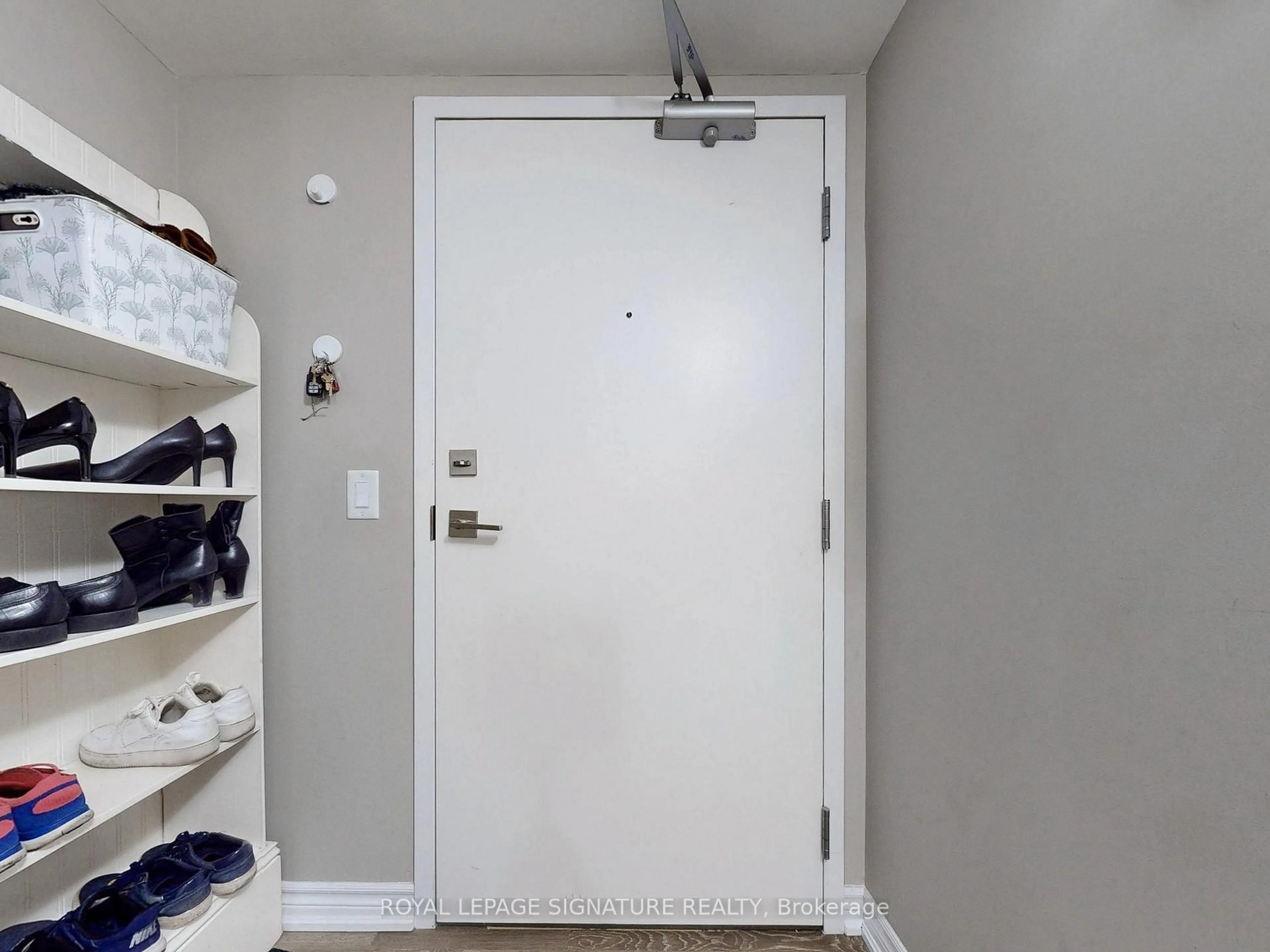 Indoor entryway for 716 Main St #505, Milton Ontario L9T 3P6