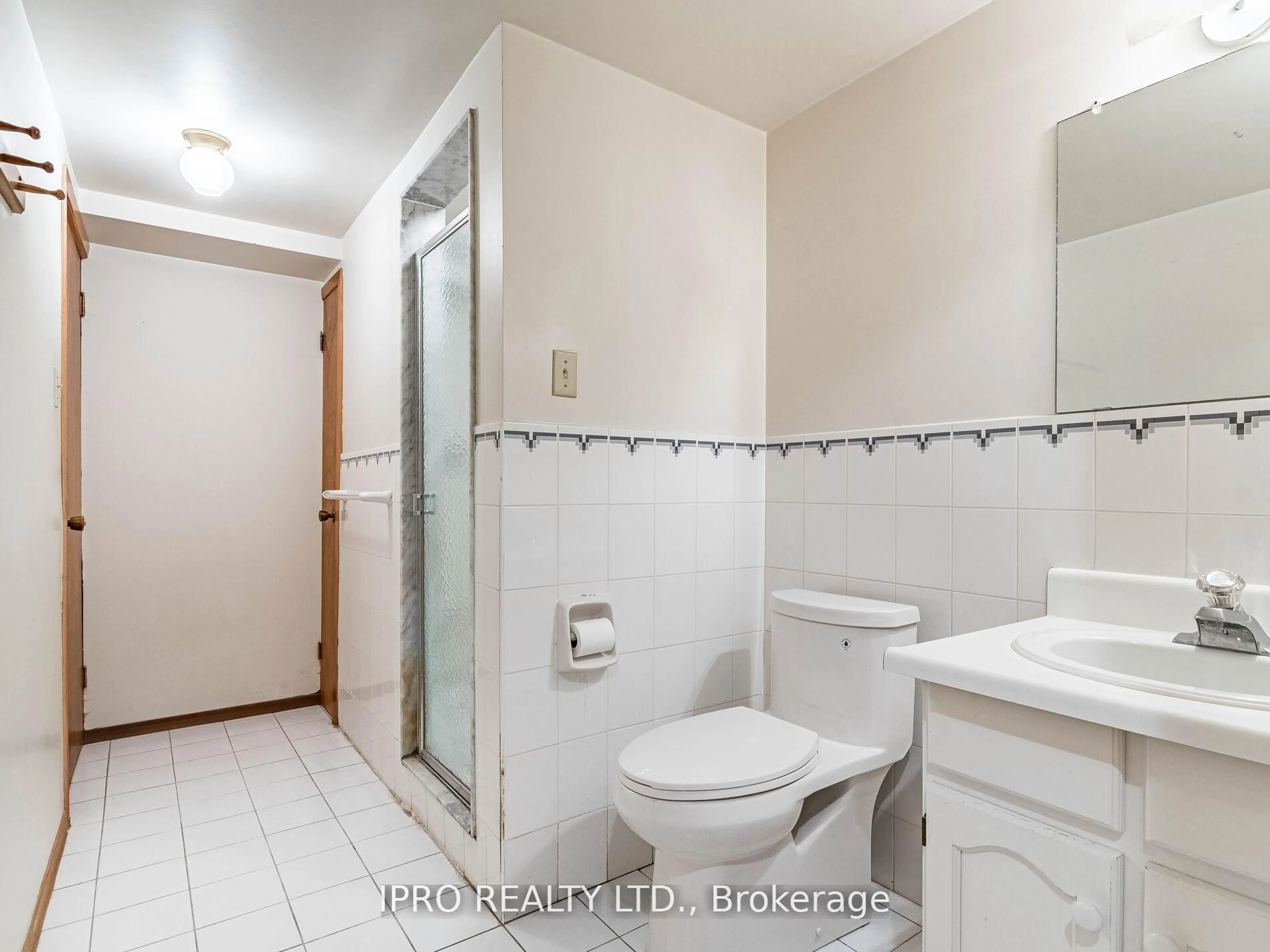 Standard bathroom, ceramic/tile floor for 3293 Havenwood Dr, Mississauga Ontario L4X 2M2