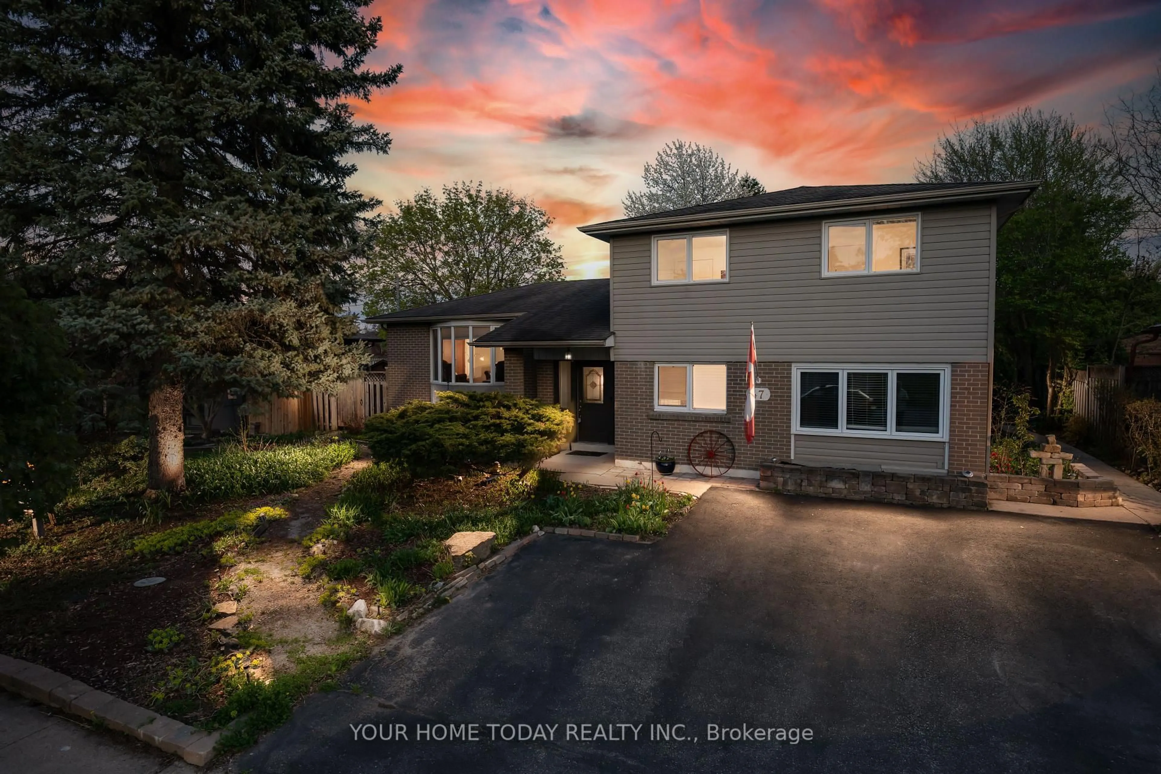A pic from outside/outdoor area/front of a property/back of a property/a pic from drone, street for 47 Irwin Cres, Halton Hills Ontario L7G 1E7