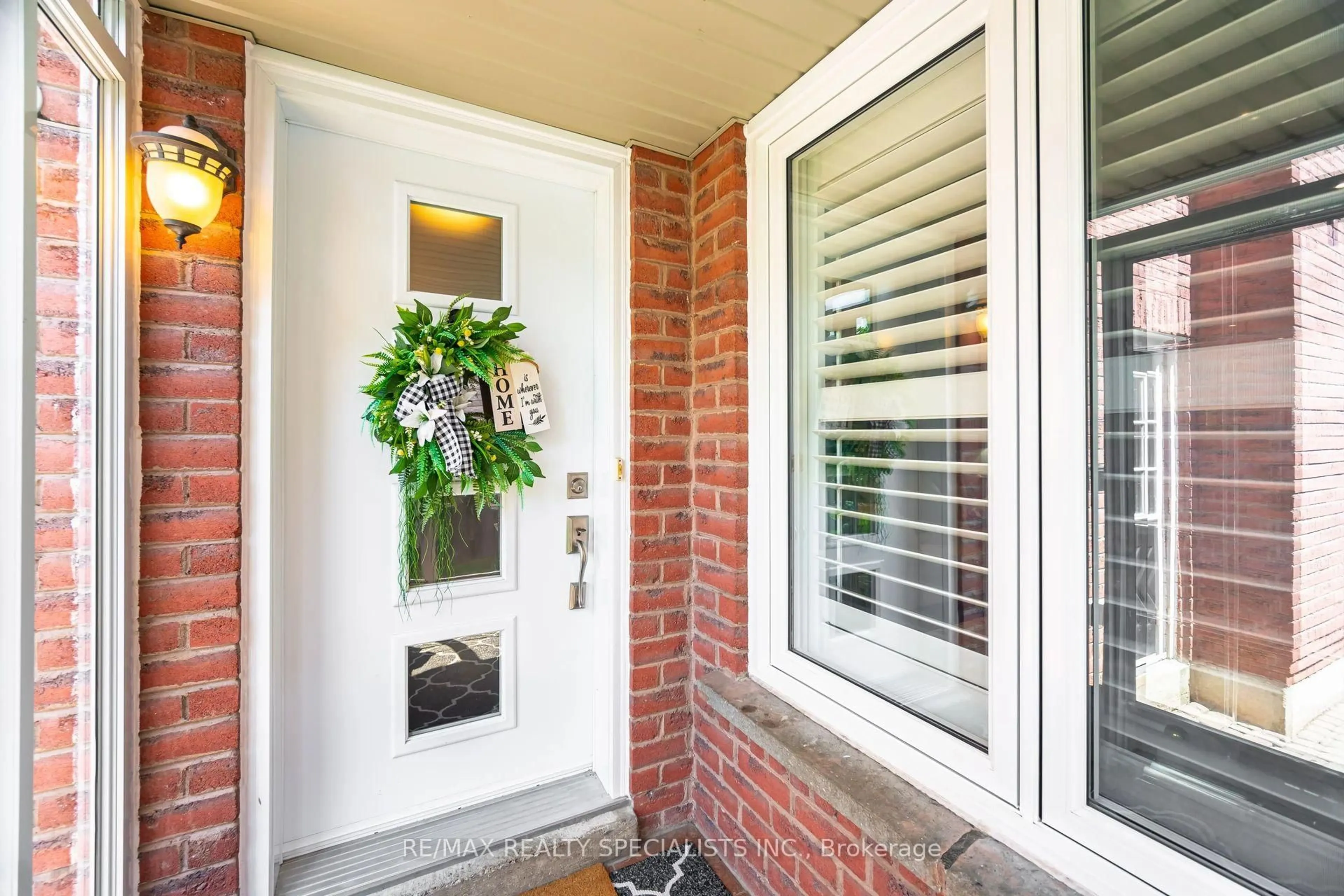 Indoor entryway for 131 Richvale Dr, Brampton Ontario L6Z 4P6