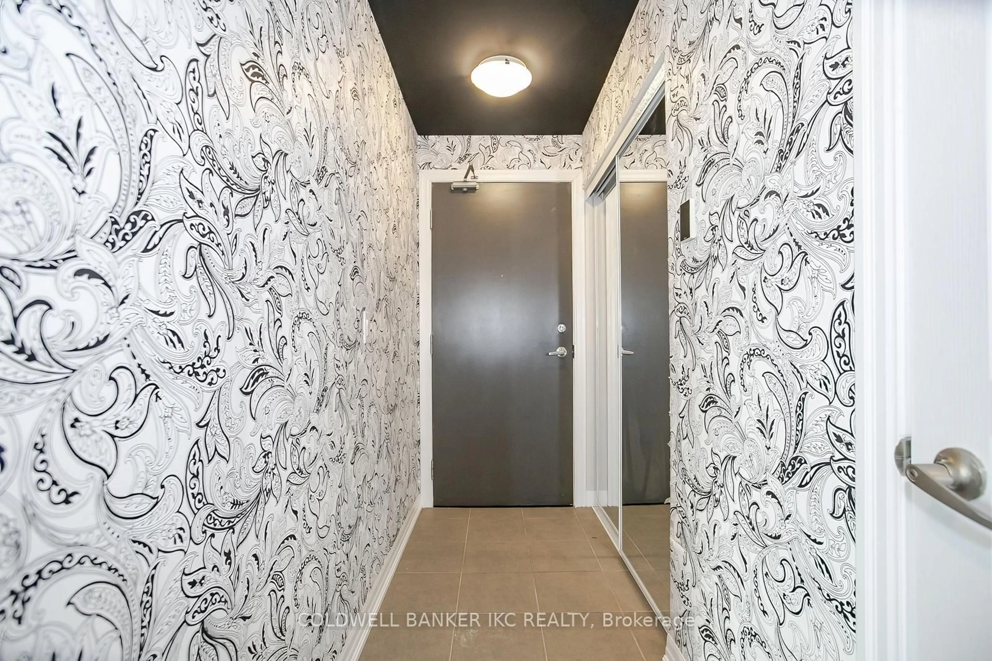 Indoor entryway for 223 Webb Dr #2913, Mississauga Ontario L5B 0E8
