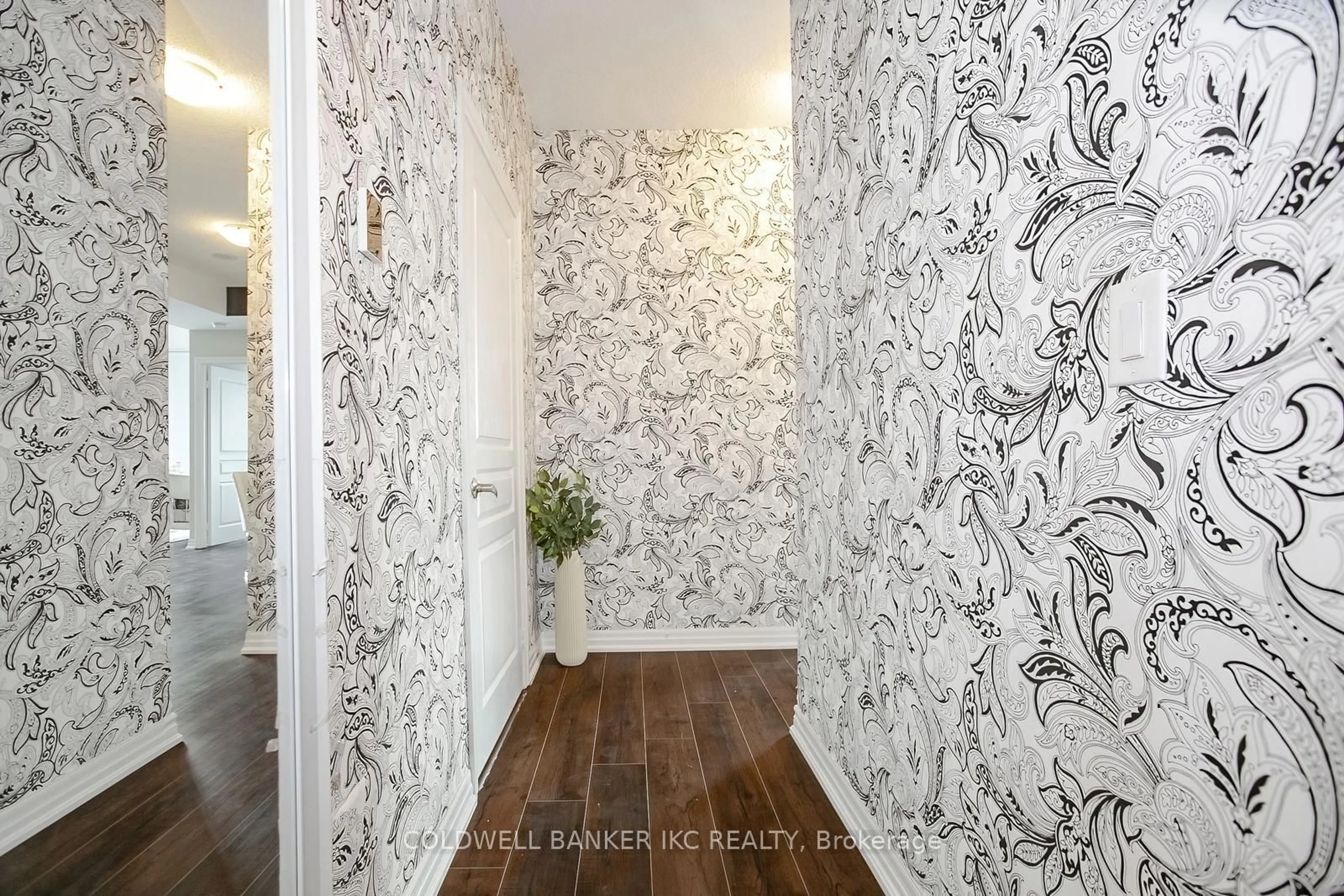 Indoor entryway for 223 Webb Dr #2913, Mississauga Ontario L5B 0E8