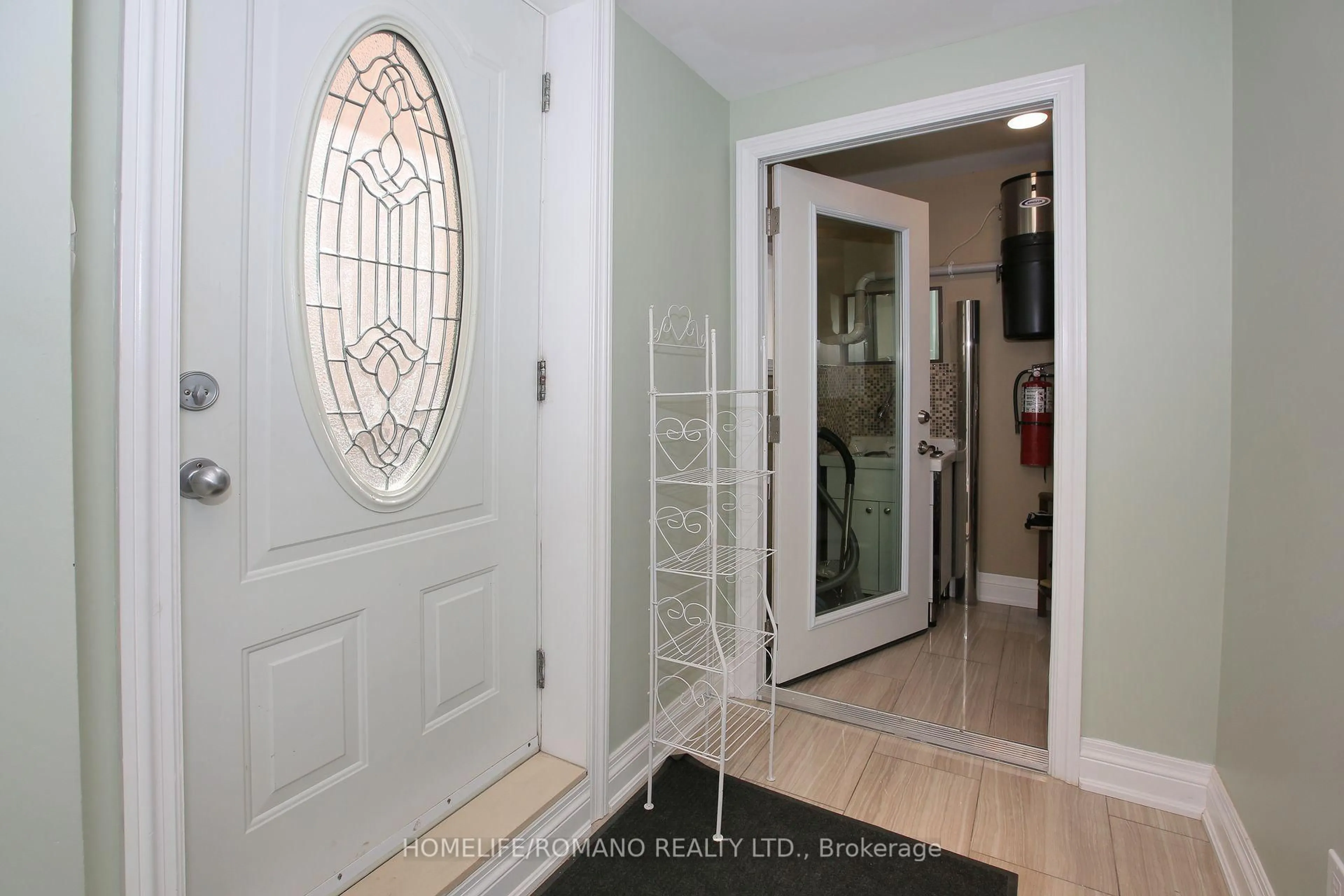 Indoor entryway for 566 Mcroberts Ave, Toronto Ontario M6E 4R6