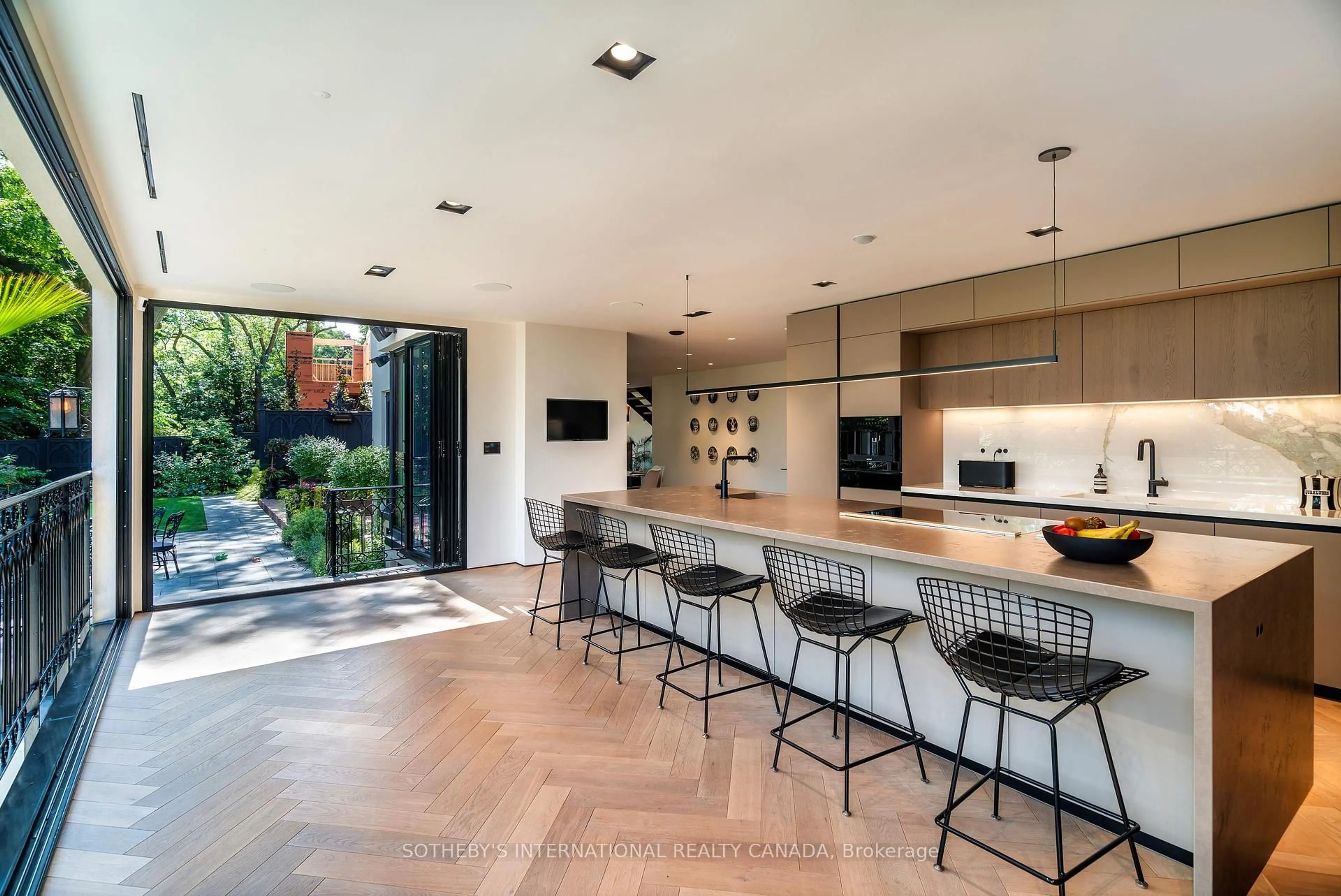 Contemporary kitchen, unknown for 57 Baby Point Cres, Toronto Ontario M6S 2B7