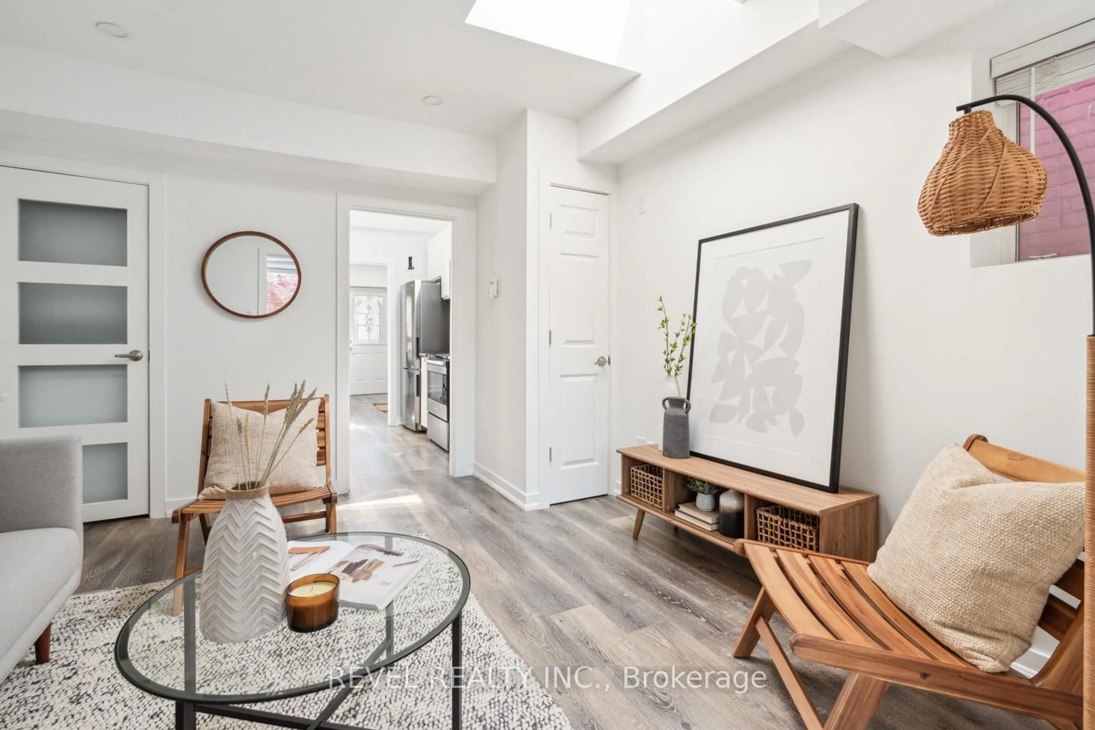 Indoor entryway for 526 Quebec Ave Ave, Toronto Ontario M6P 2V7