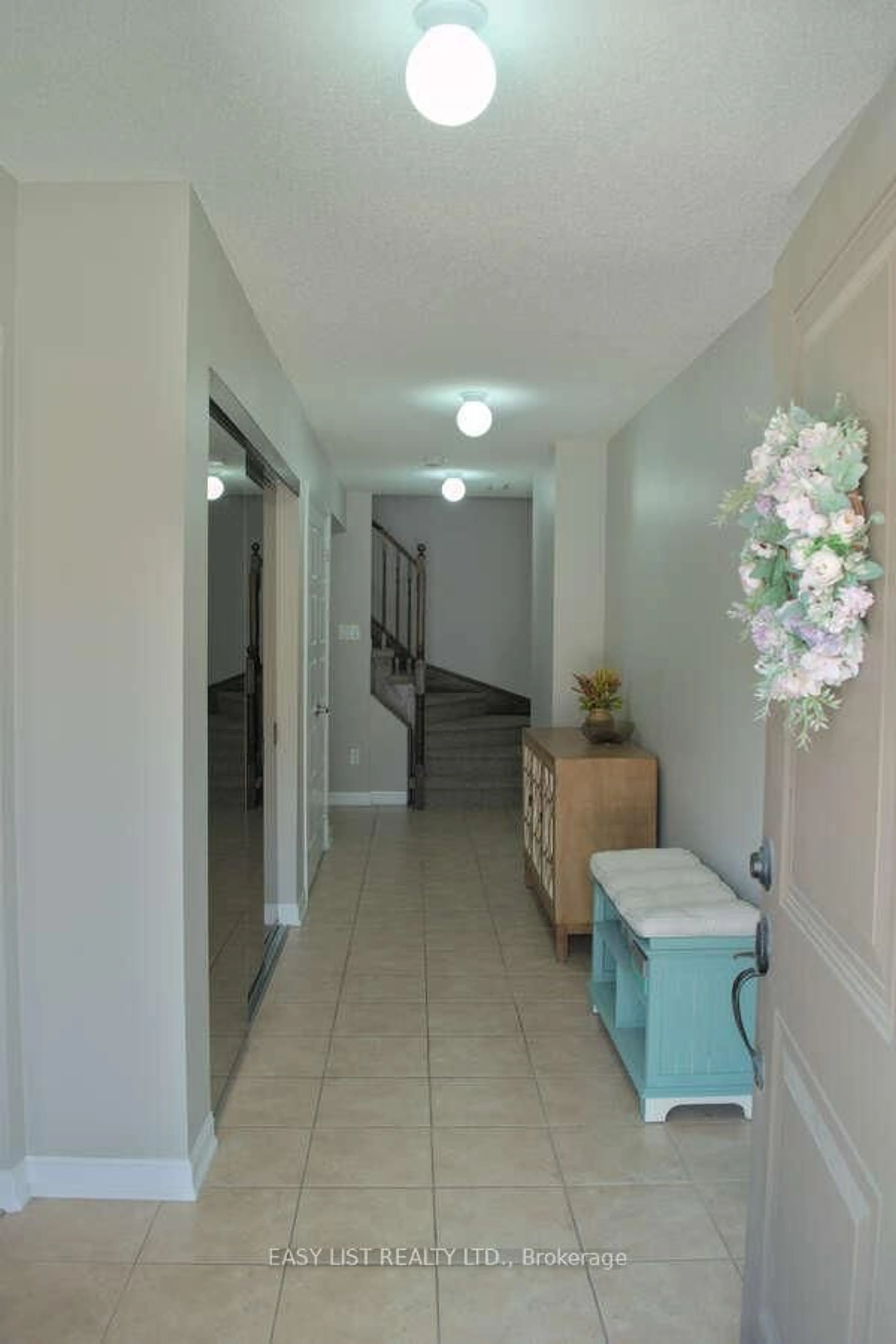 Indoor foyer for 165 Hampshire Way #131, Milton Ontario L9T 8M7