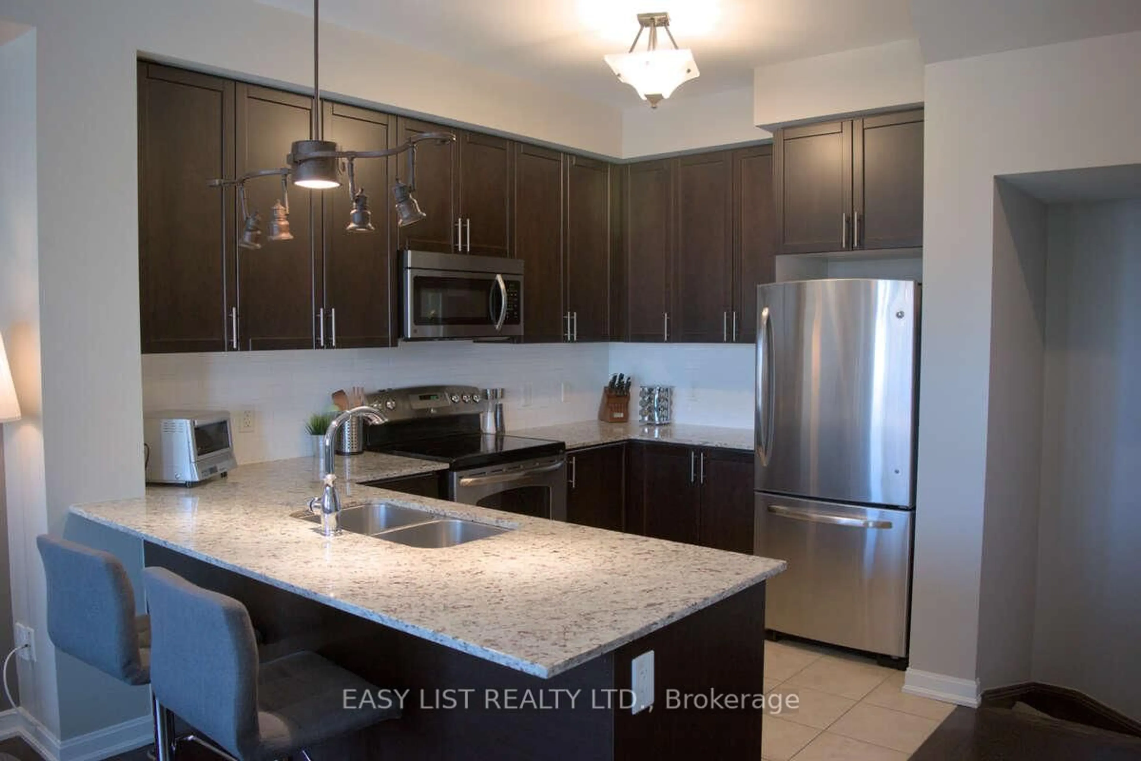 Open concept kitchen, ceramic/tile floor for 165 Hampshire Way #131, Milton Ontario L9T 8M7