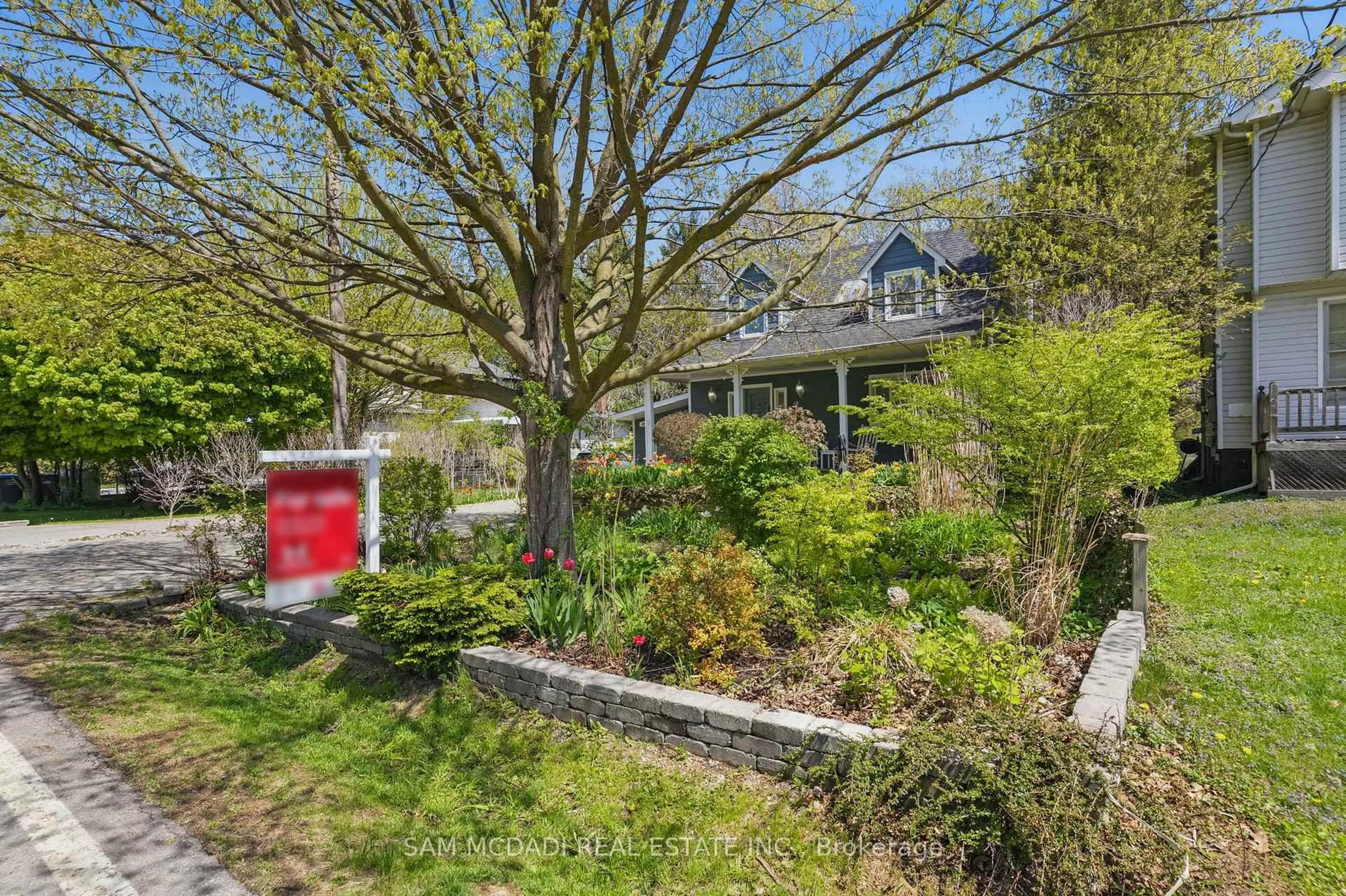 A pic from outside/outdoor area/front of a property/back of a property/a pic from drone, street for 877 Beechwood Ave, Mississauga Ontario L5G 4E3