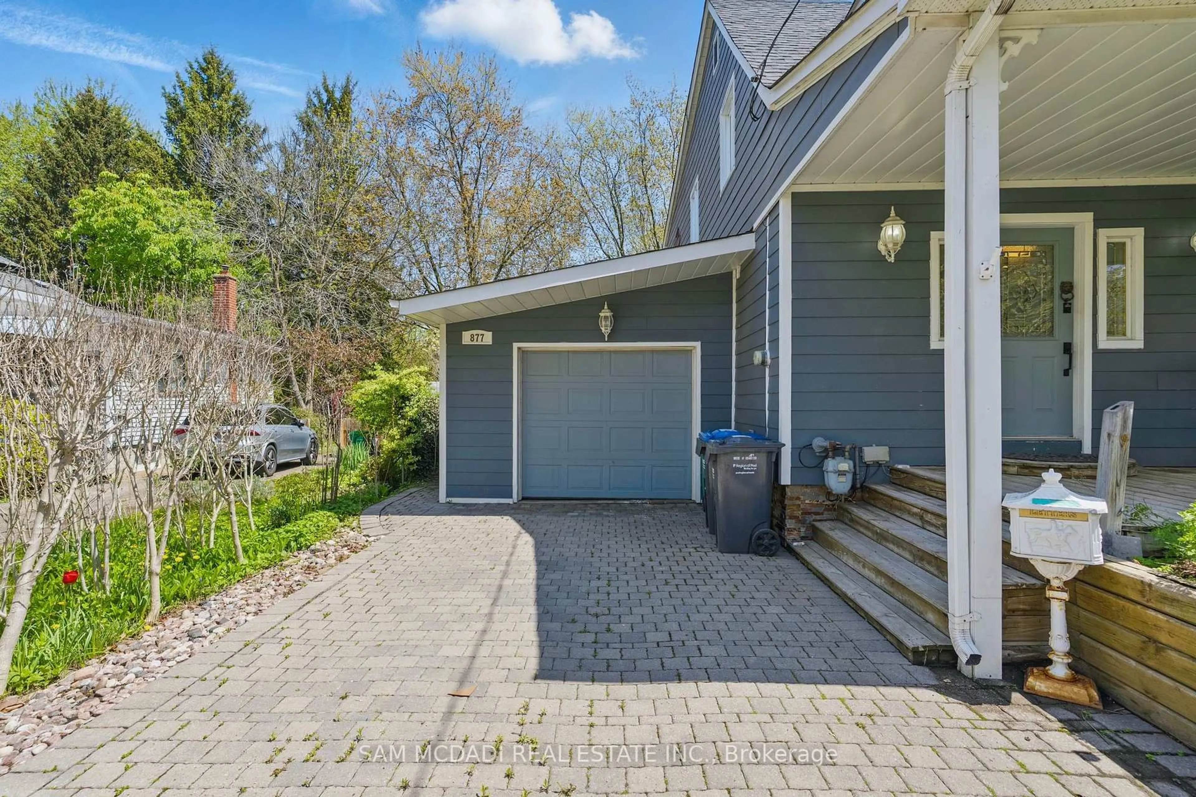 Patio, street for 877 Beechwood Ave, Mississauga Ontario L5G 4E3